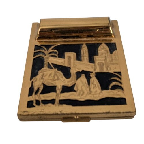 Minaudière ancienne (poudre rouge à lèvre miroir) en métal doré et noir des années 50 décor oriental Très bon état - 20,00 € Minaudière ancienne (poudre rouge à lèvre miroir) en métal doré et noir des années 50 décor oriental Très bon état reconditionné disponible sur Label Emmaüs