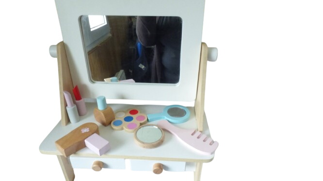 Mini coiffeuse en bois Très bon état - 12,50 € Mini coiffeuse en bois Très bon état reconditionné disponible sur Label Emmaüs