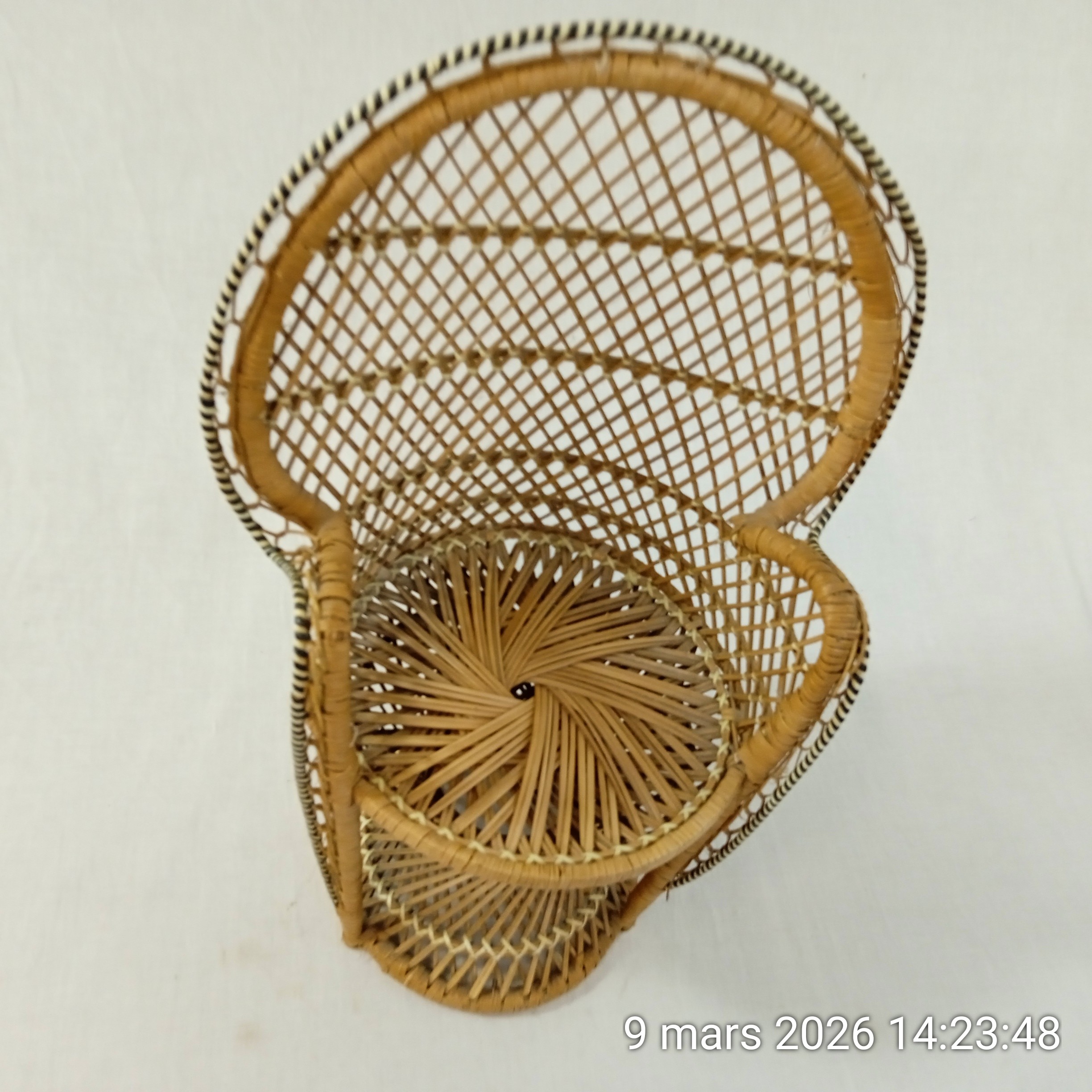 Voir photo 2 de Mini Fauteuil Paon Support plante/poupée 40 cm en osier bohème Années 70s Mini Fauteuil Paon Support plante/poupée 40 cm en osier bohème Années 70s Très bon état reconditionné photo 2