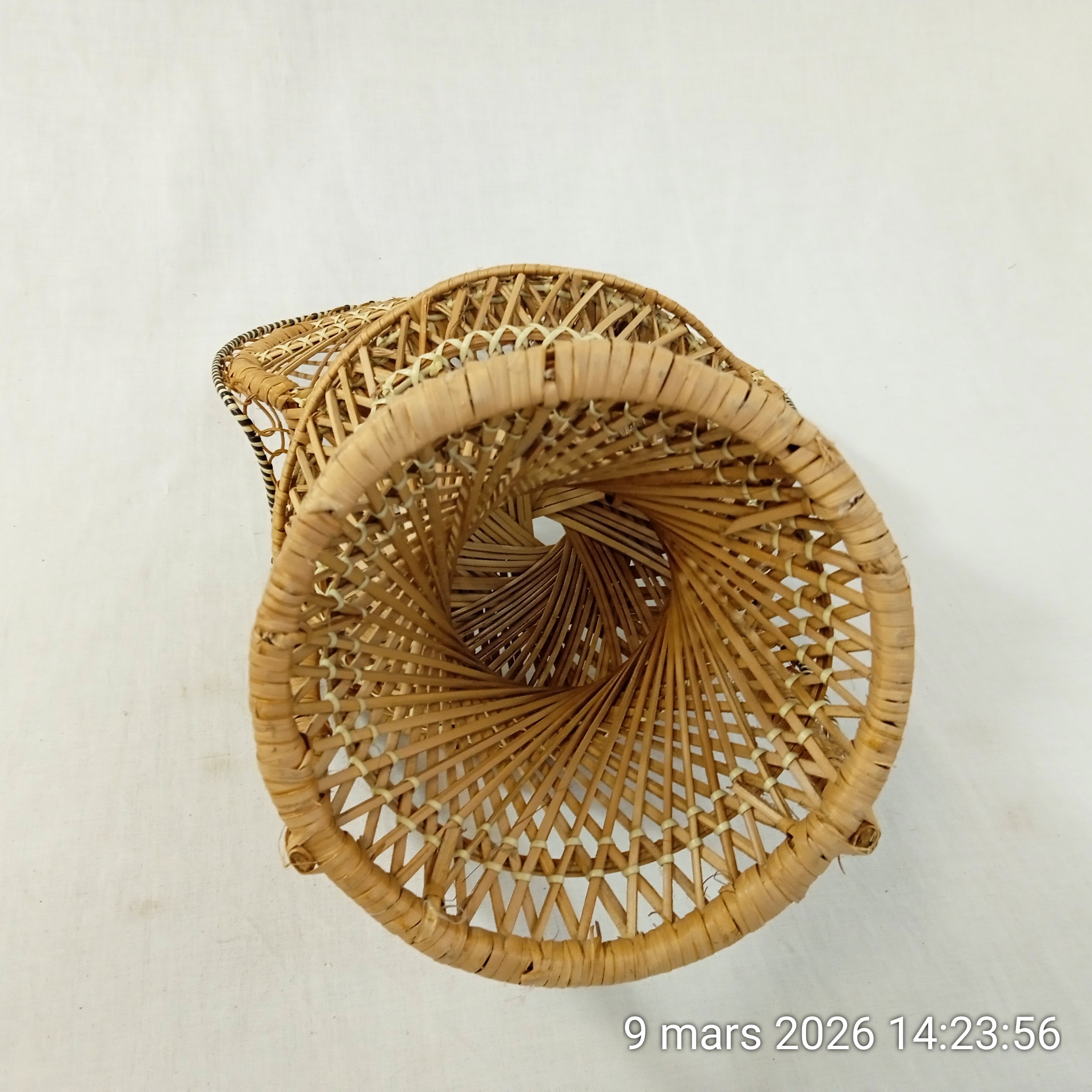 Voir photo 3 de Mini Fauteuil Paon Support plante/poupée 40 cm en osier bohème Années 70s Mini Fauteuil Paon Support plante/poupée 40 cm en osier bohème Années 70s Très bon état reconditionné photo 3