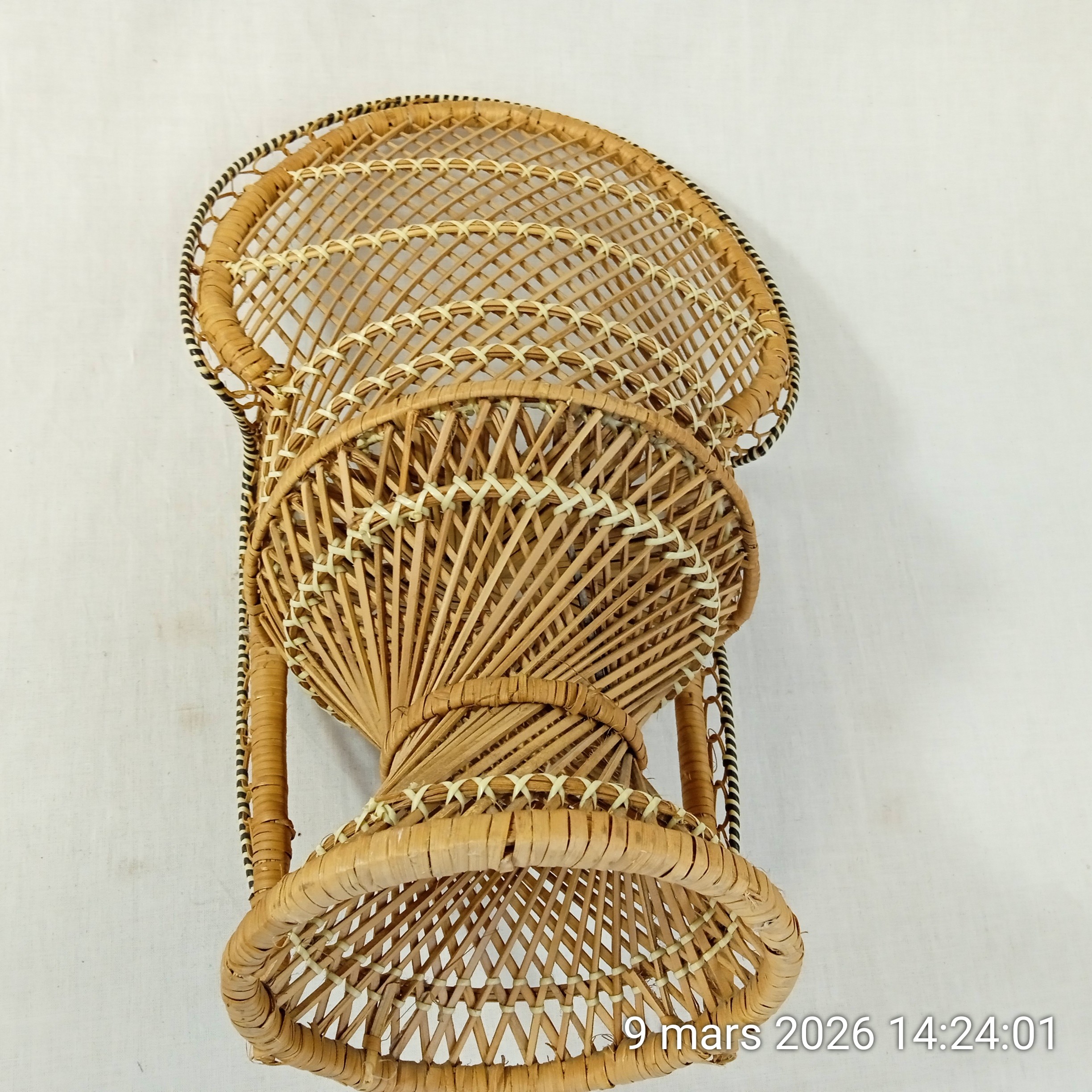 Voir photo 4 de Mini Fauteuil Paon Support plante/poupée 40 cm en osier bohème Années 70s Mini Fauteuil Paon Support plante/poupée 40 cm en osier bohème Années 70s Très bon état reconditionné photo 4