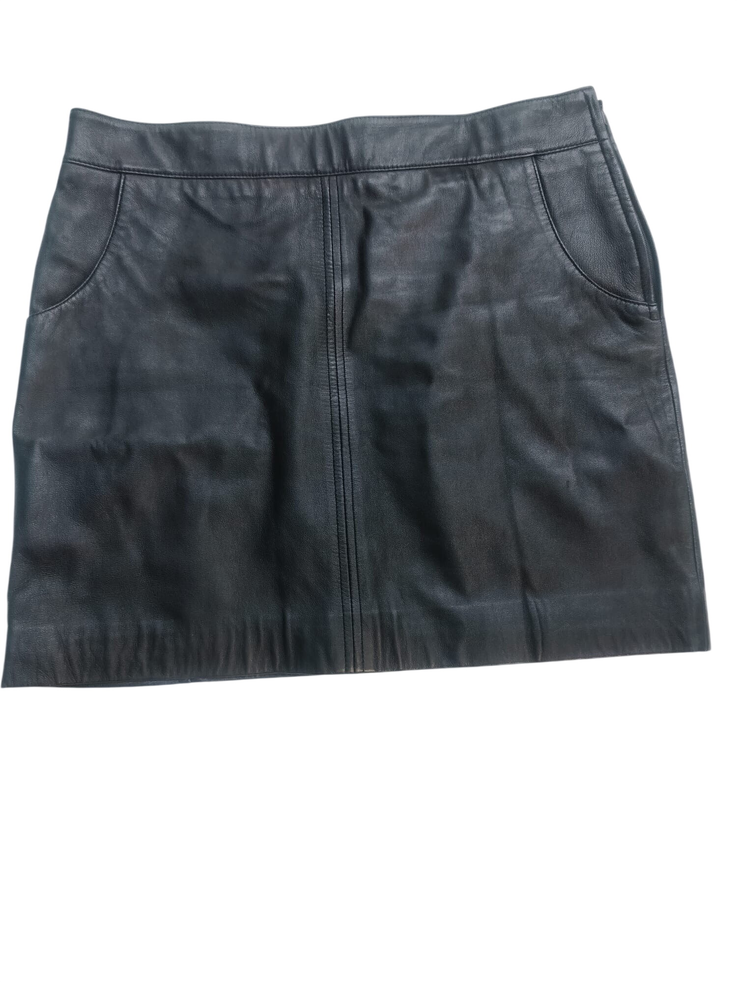Mini jupe en cuir noire T-38 avant première Parfait état - 10,00 € Mini jupe en cuir noire T-38 avant première Parfait état reconditionné disponible sur Label Emmaüs