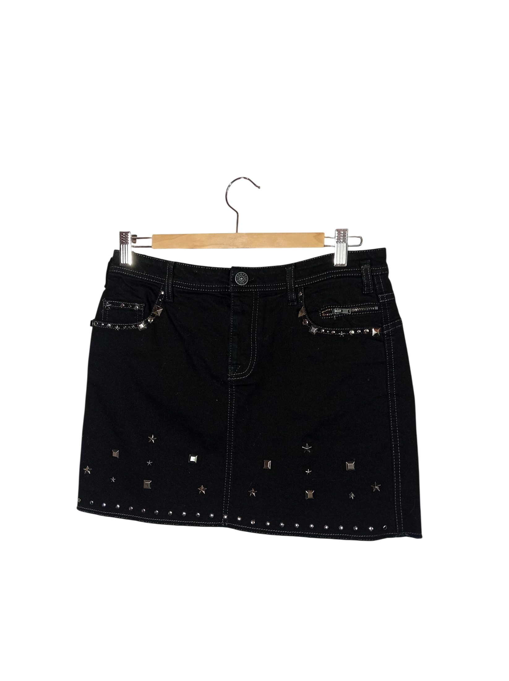 Acheter Mini Jupe En Jean Noir Hampton Bays À Clous (T6032) Très bon état - 10,00 € Mini Jupe En Jean Noir Hampton Bays À Clous (T6032) Très bon état reconditionné disponible sur Label Emmaüs