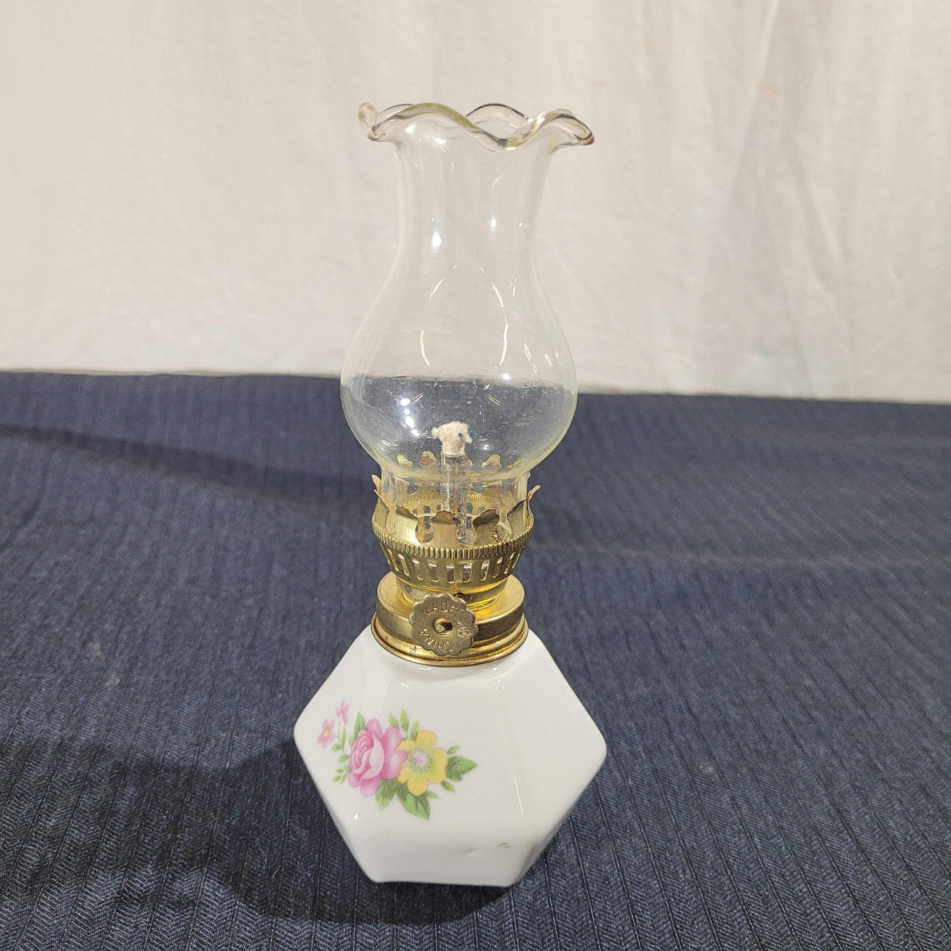 Voir photo 2 de Mini lampe à pétrole vintage en porcelaine blanche florale, verre et laiton - H 16,5 cm Mini lampe à pétrole vintage en porcelaine blanche florale, verre et laiton - H 16,5 cm Très bon état reconditionné photo 2