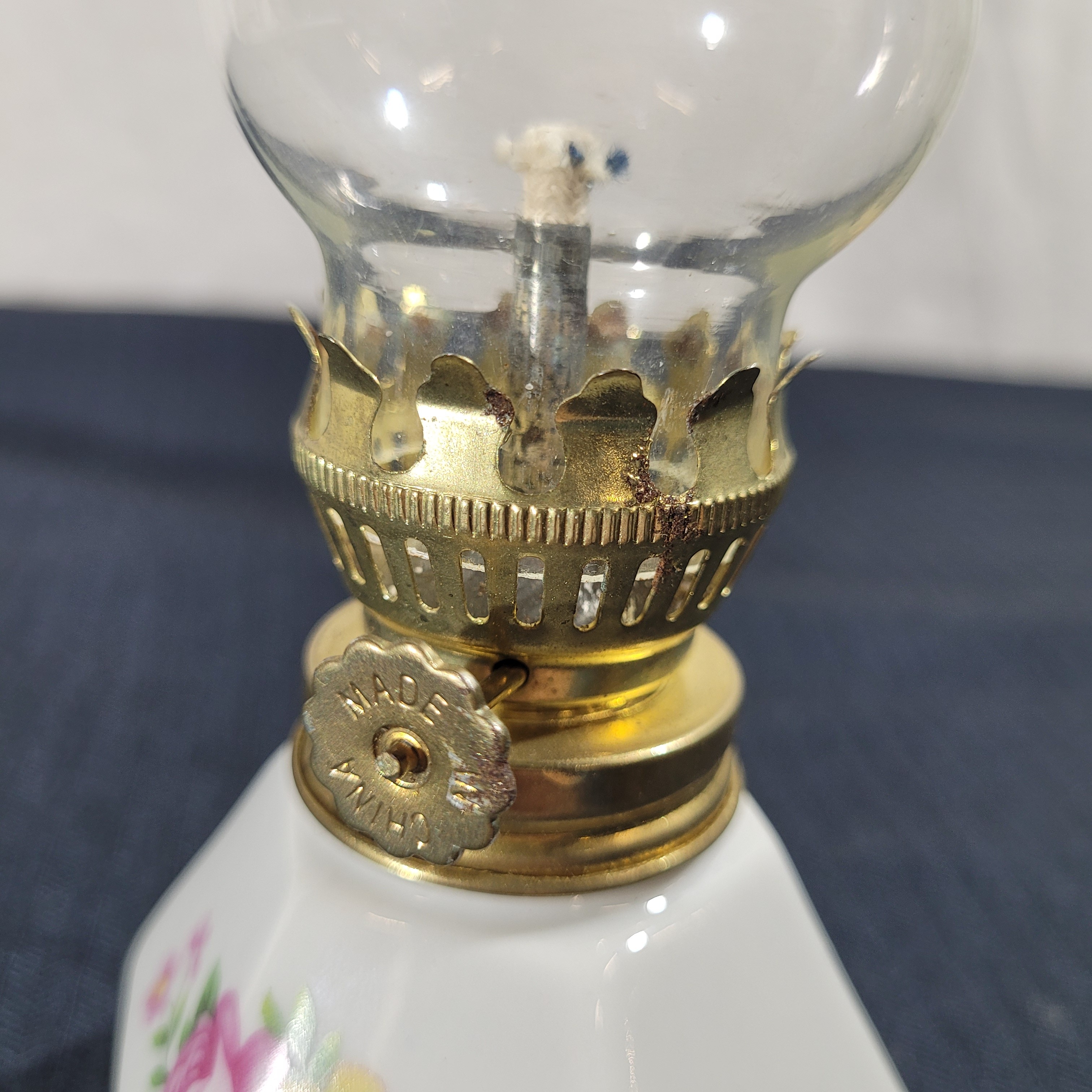 Voir photo 3 de Mini lampe à pétrole vintage en porcelaine blanche florale, verre et laiton - H 16,5 cm Mini lampe à pétrole vintage en porcelaine blanche florale, verre et laiton - H 16,5 cm Très bon état reconditionné photo 3