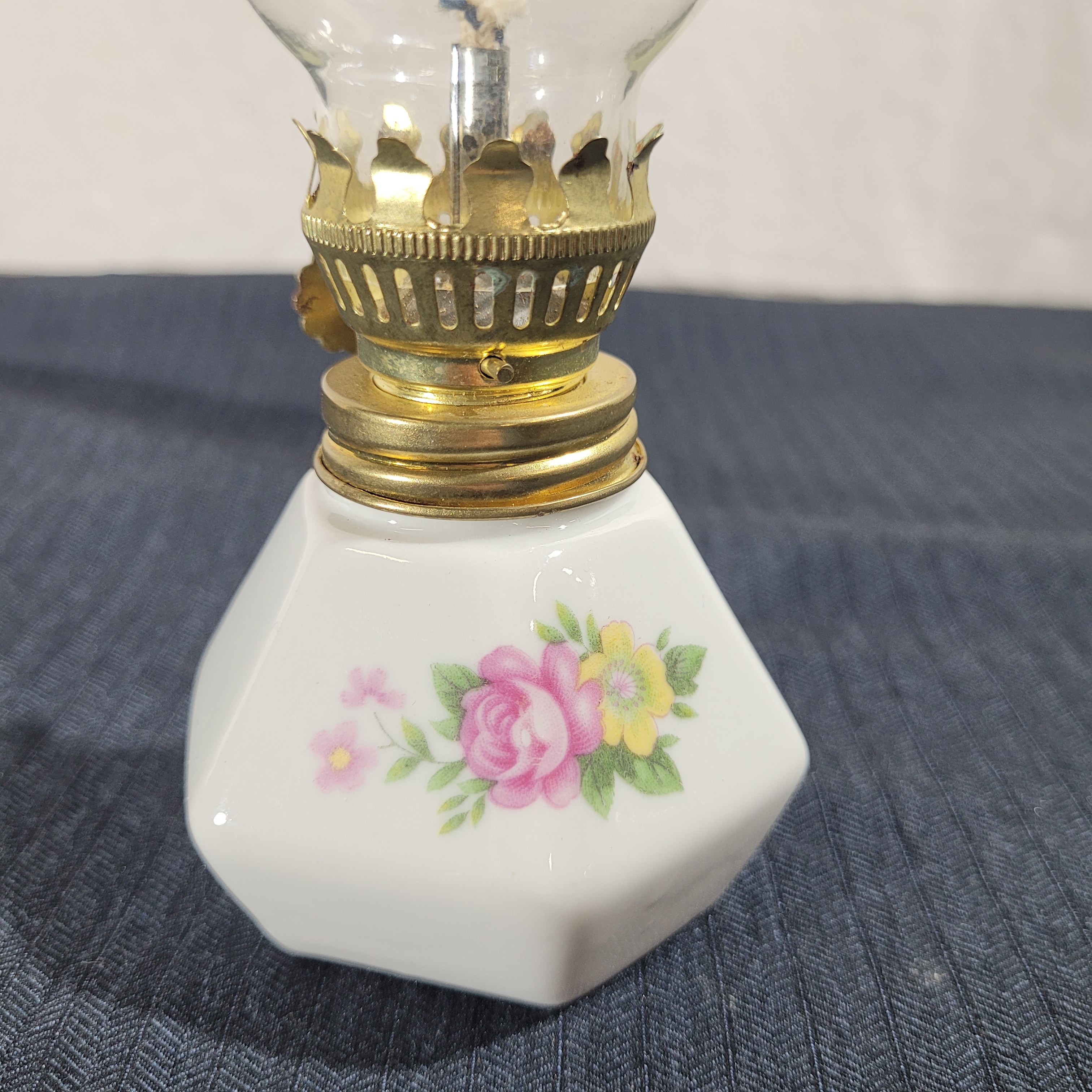 Voir photo 4 de Mini lampe à pétrole vintage en porcelaine blanche florale, verre et laiton - H 16,5 cm Mini lampe à pétrole vintage en porcelaine blanche florale, verre et laiton - H 16,5 cm Très bon état reconditionné photo 4