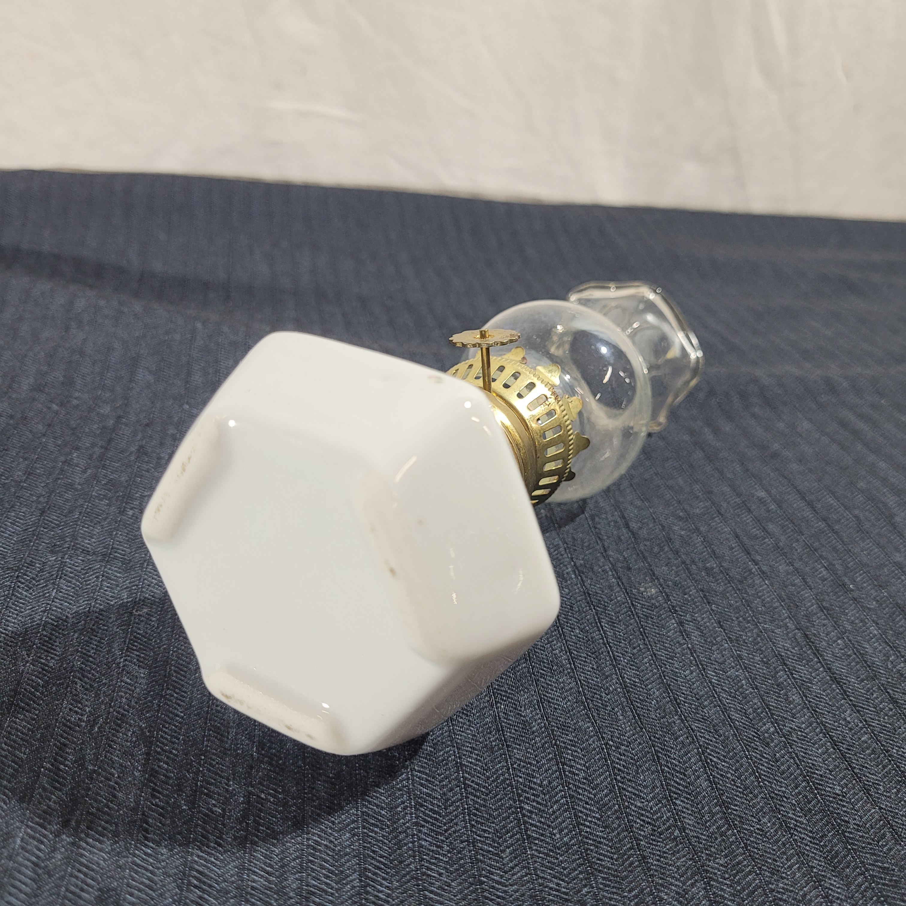 Voir photo 5 de Mini lampe à pétrole vintage en porcelaine blanche florale, verre et laiton - H 16,5 cm Mini lampe à pétrole vintage en porcelaine blanche florale, verre et laiton - H 16,5 cm Très bon état reconditionné photo 5