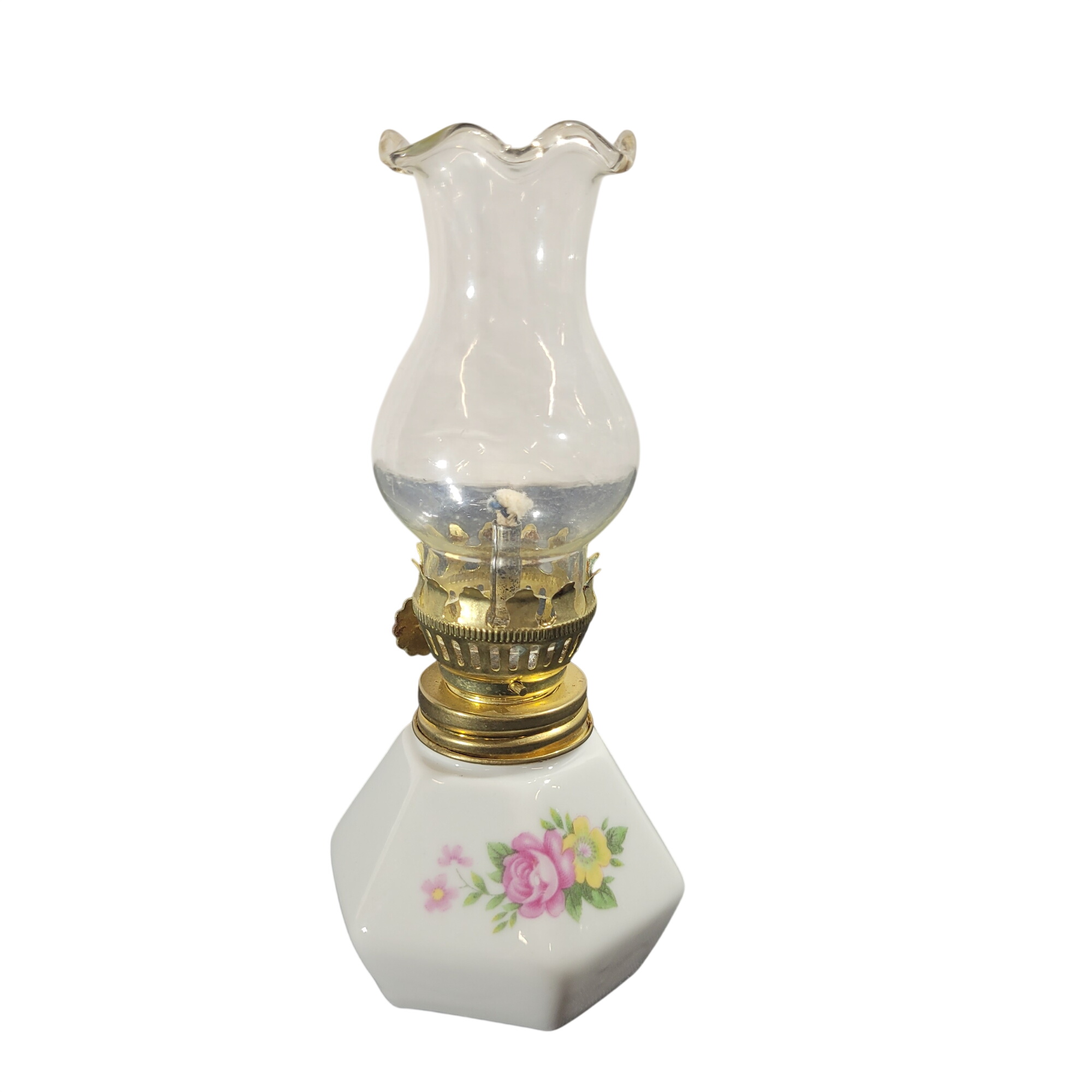 Mini lampe à pétrole vintage en porcelaine blanche florale, verre et laiton - H 16,5 cm Très bon état - 12,00 € Mini lampe à pétrole vintage en porcelaine blanche florale, verre et laiton - H 16,5 cm Très bon état reconditionné disponible sur Label Emmaüs