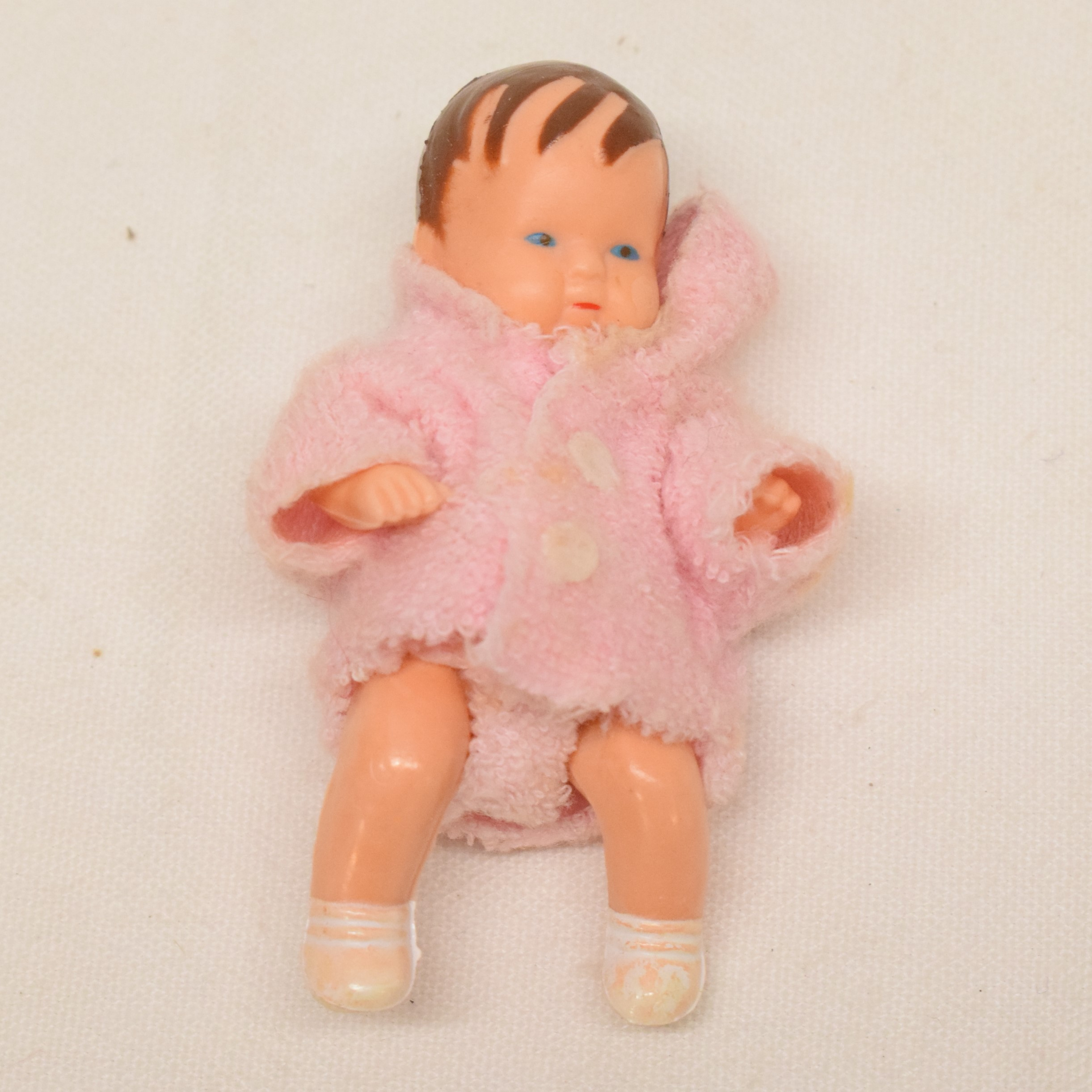 Voir photo 4 de Mini poupée 6, 5 cm dans sa boite à suspendre décor enfant victorien Shackman 1983 Mini poupée 6, 5 cm dans sa boite à suspendre décor enfant victorien Shackman 1983 Bon état reconditionné photo 4