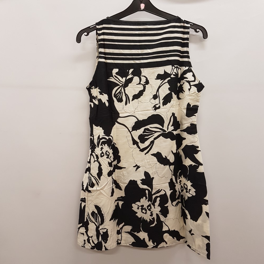 Voir photo 2 de Mini Robe blanche à rayures et fleurs noires et blanches - JACQUELINE RIU - Taille 40 Mini Robe blanche à rayures et fleurs noires et blanches - JACQUELINE RIU - Taille 40 Très bon état reconditionné photo 2