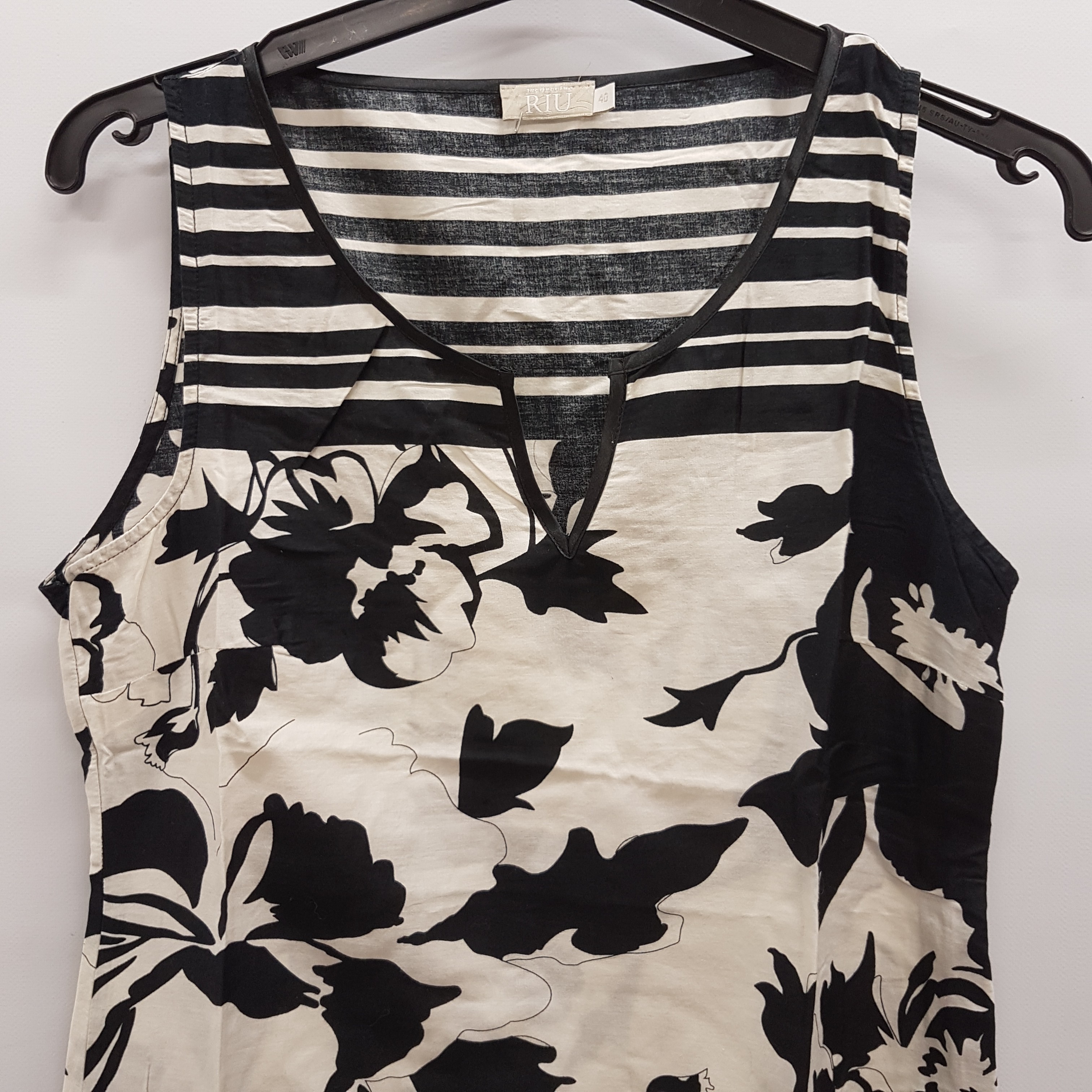 Voir photo 4 de Mini Robe blanche à rayures et fleurs noires et blanches - JACQUELINE RIU - Taille 40 Mini Robe blanche à rayures et fleurs noires et blanches - JACQUELINE RIU - Taille 40 Très bon état reconditionné photo 4