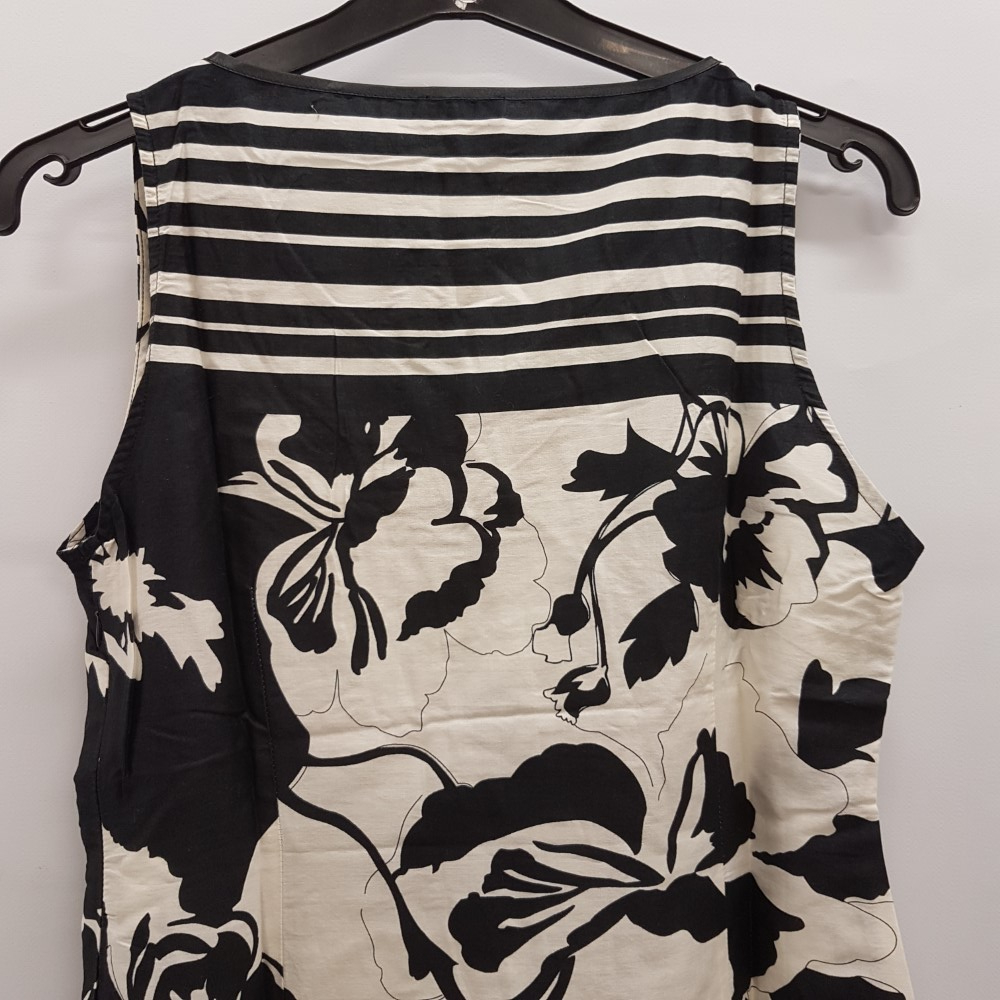 Voir photo 6 de Mini Robe blanche à rayures et fleurs noires et blanches - JACQUELINE RIU - Taille 40 Mini Robe blanche à rayures et fleurs noires et blanches - JACQUELINE RIU - Taille 40 Très bon état reconditionné photo 6