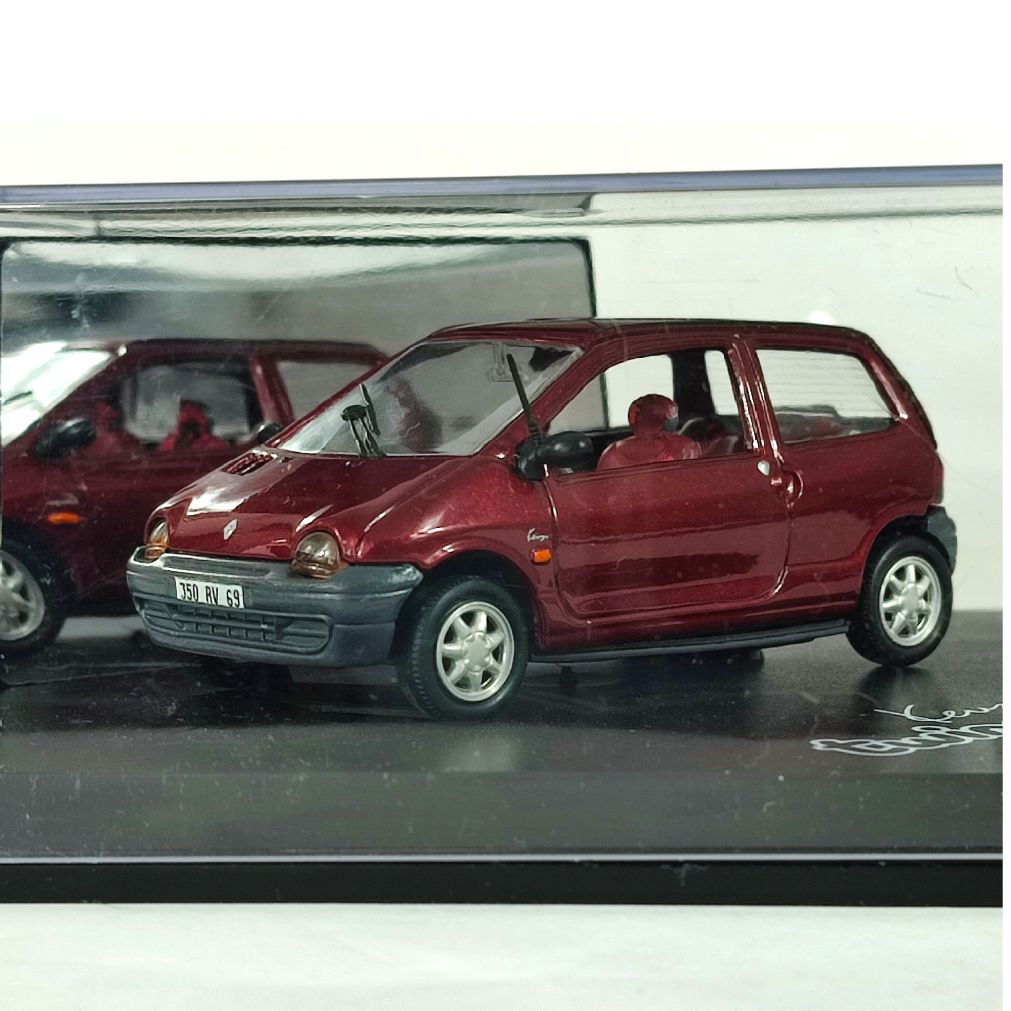 Voir photo 4 de Miniature 1/43 RENAULT TWINGO édition KENZO - couleur bordeaux Miniature 1/43 RENAULT TWINGO édition KENZO - couleur bordeaux Bon état reconditionné photo 4