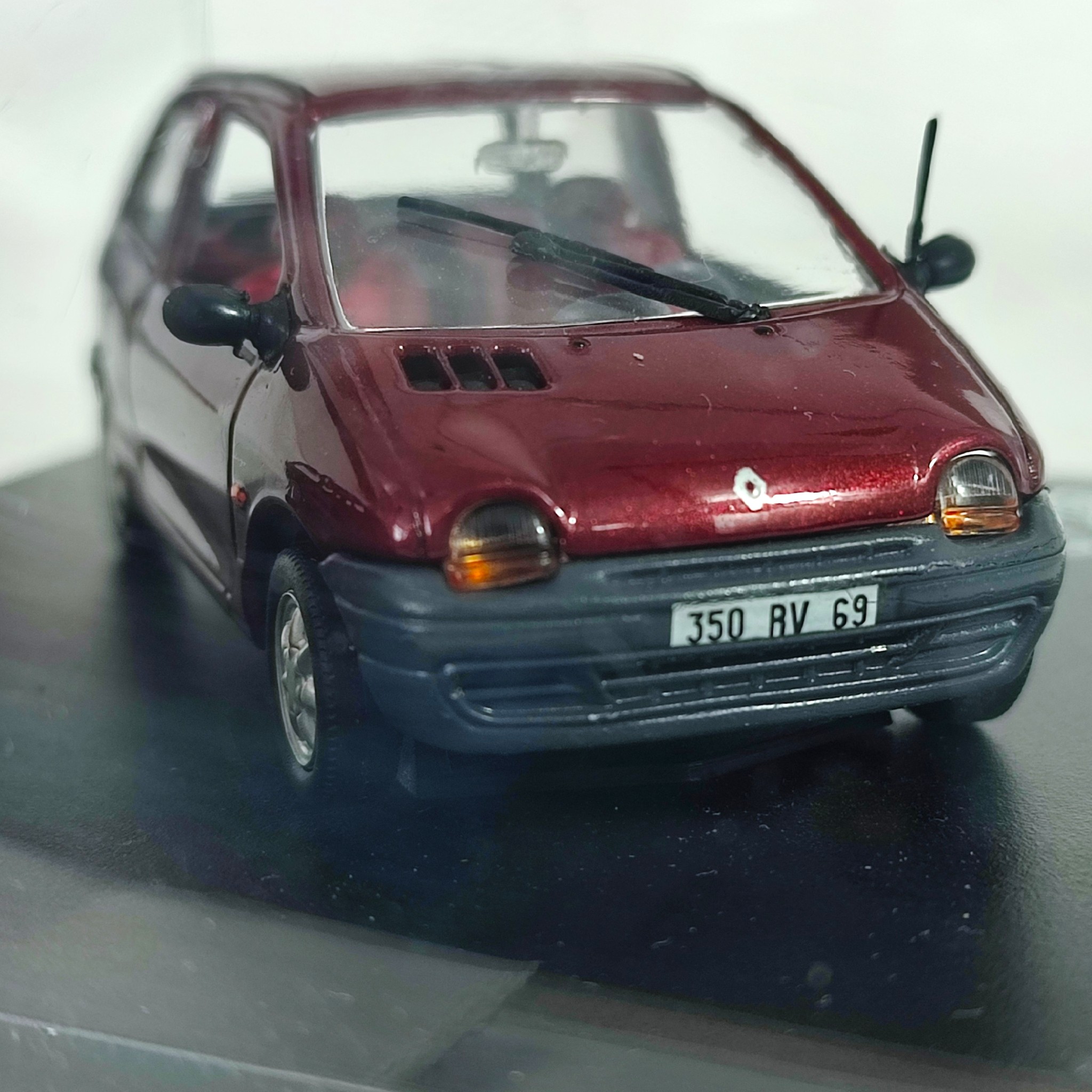 Voir photo 5 de Miniature 1/43 RENAULT TWINGO édition KENZO - couleur bordeaux Miniature 1/43 RENAULT TWINGO édition KENZO - couleur bordeaux Bon état reconditionné photo 5