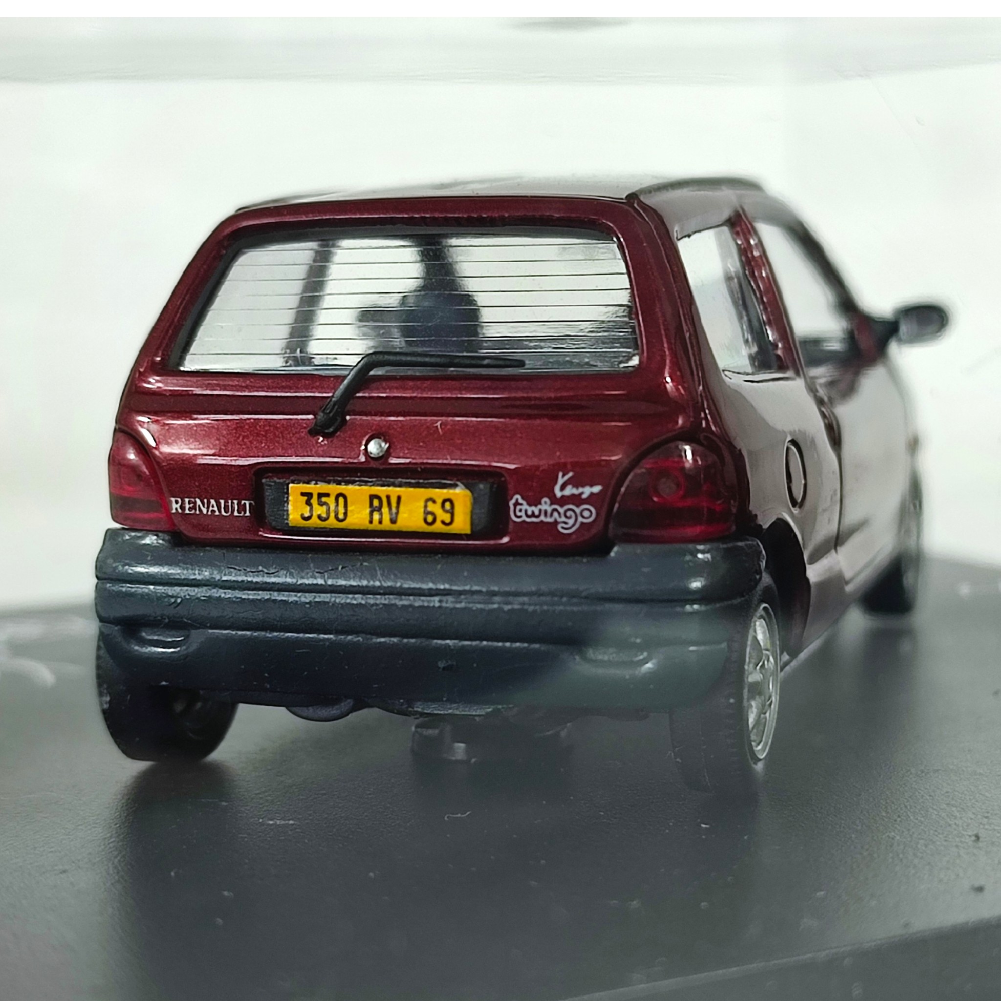 Voir photo 6 de Miniature 1/43 RENAULT TWINGO édition KENZO - couleur bordeaux Miniature 1/43 RENAULT TWINGO édition KENZO - couleur bordeaux Bon état reconditionné photo 6
