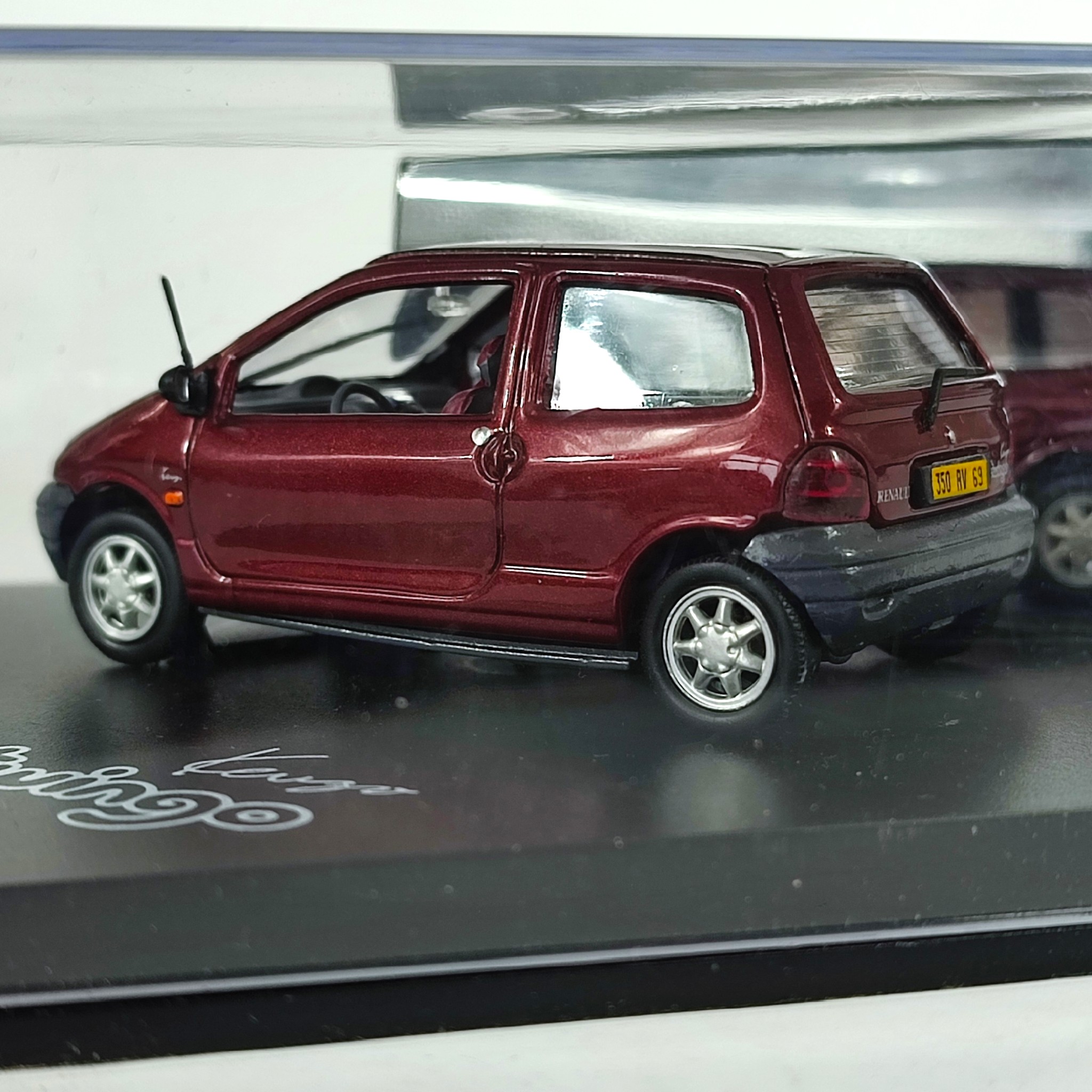 Voir photo 7 de Miniature 1/43 RENAULT TWINGO édition KENZO - couleur bordeaux Miniature 1/43 RENAULT TWINGO édition KENZO - couleur bordeaux Bon état reconditionné photo 7