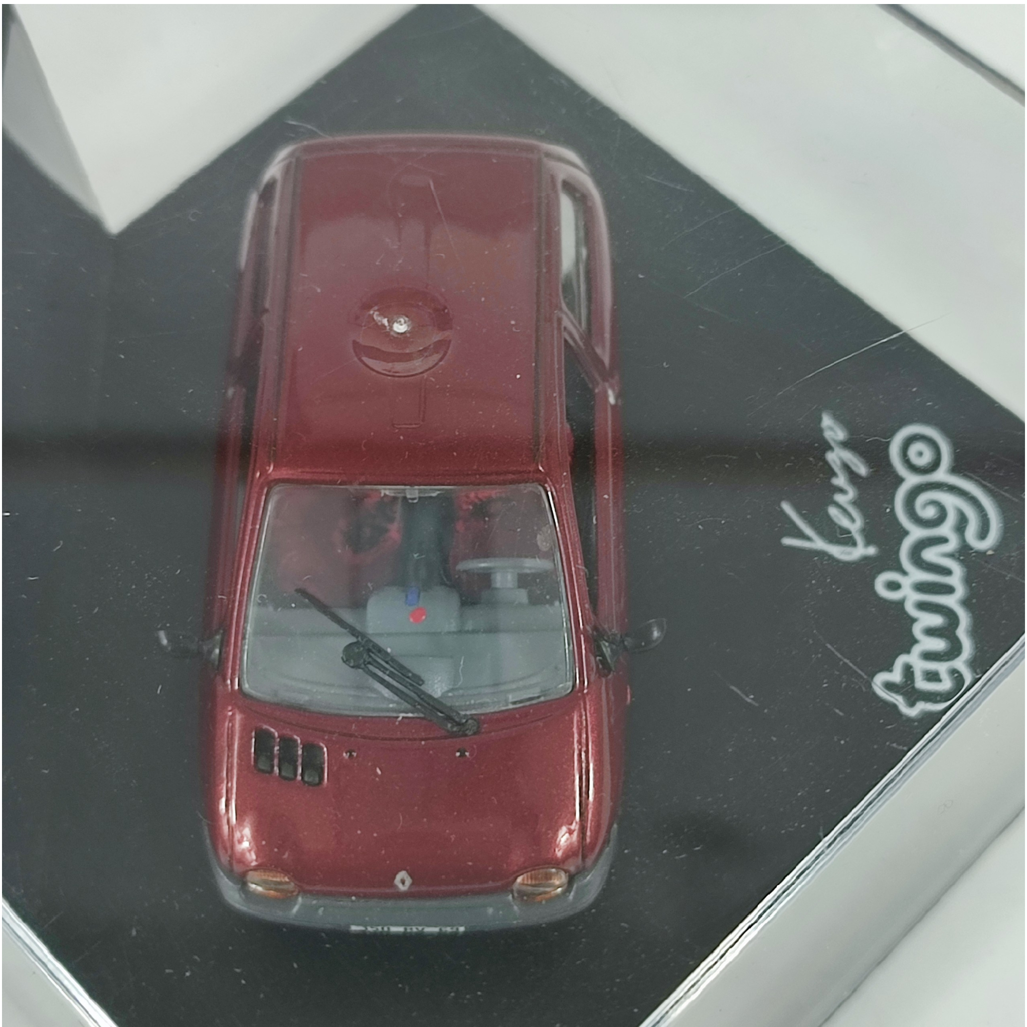 Voir photo 8 de Miniature 1/43 RENAULT TWINGO édition KENZO - couleur bordeaux Miniature 1/43 RENAULT TWINGO édition KENZO - couleur bordeaux Bon état reconditionné photo 8