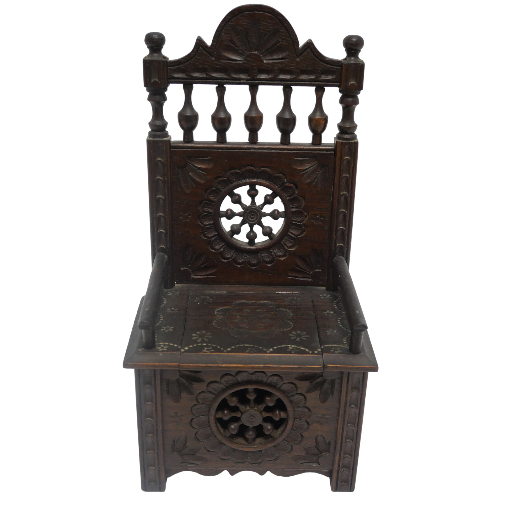 Miniature de Collection : Fauteuil-Coffret Sculpté Bon état - 10,50 € Miniature de Collection : Fauteuil-Coffret Sculpté Bon état reconditionné disponible sur Label Emmaüs