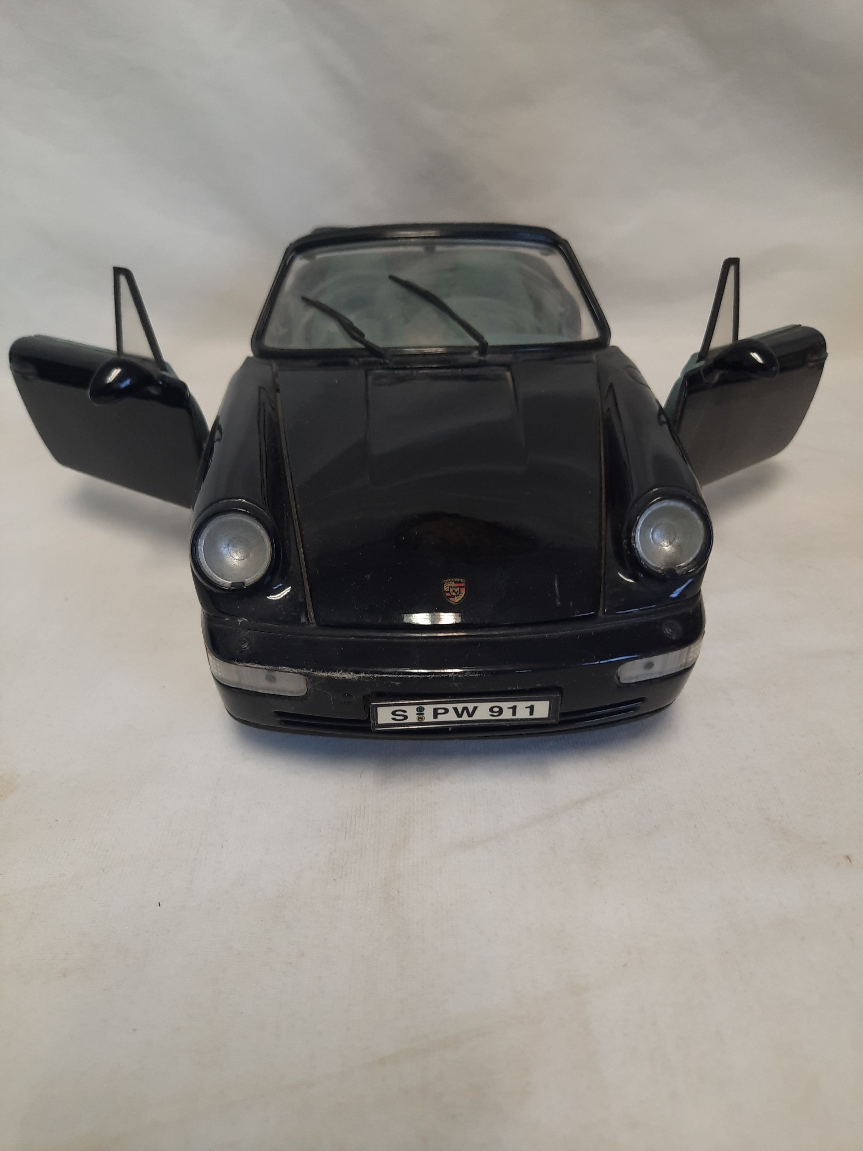 Voir photo 3 de Miniature de Porsche 911 Carrera 4 Cabriolet Miniature de Porsche 911 Carrera 4 Cabriolet État correct reconditionné photo 3