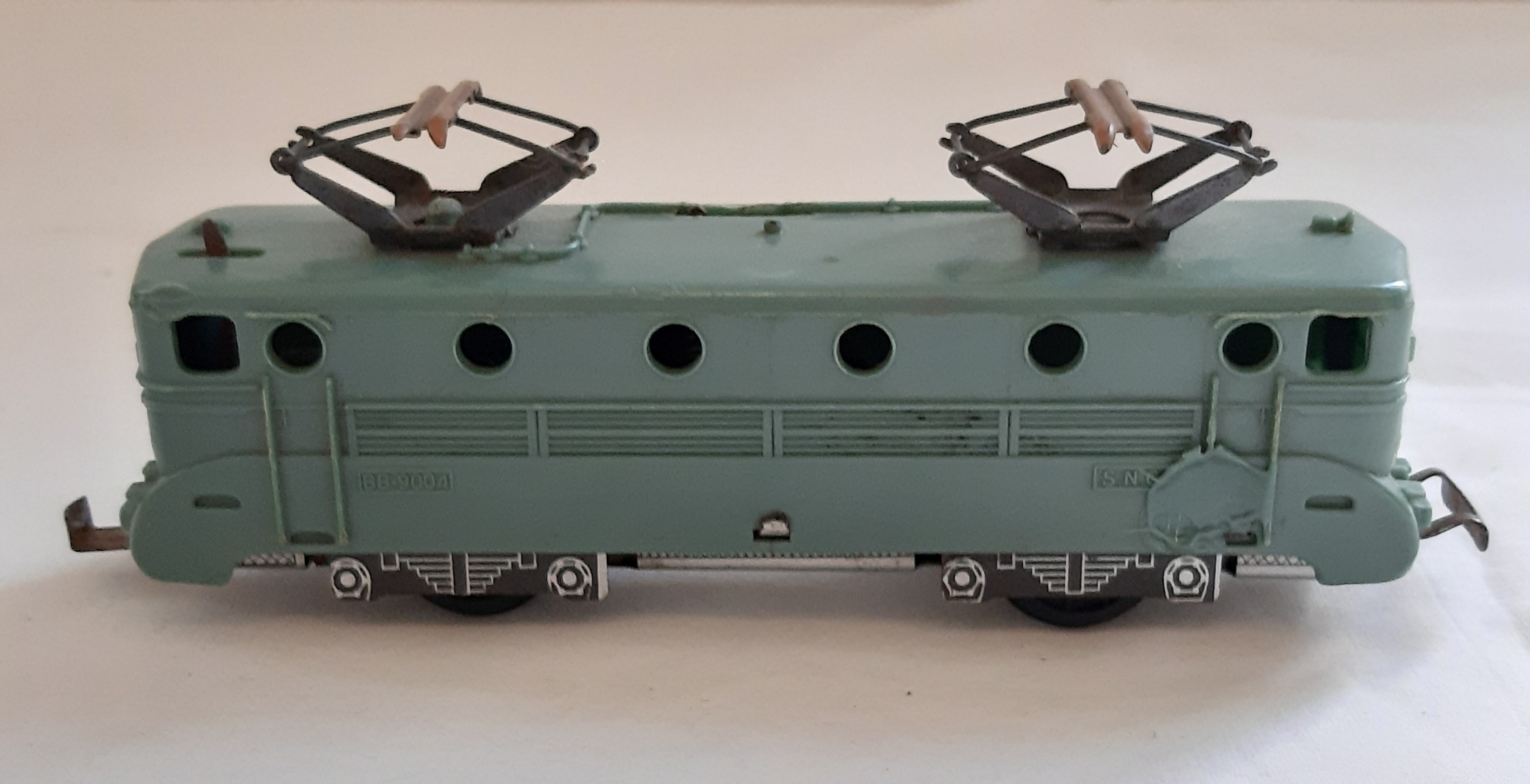 Voir photo 5 de Miniature locomotive train, BB 9004 SNCF, Echelle H0 1:87- JOUEF, Made in France, breveté SGDG Miniature locomotive train, BB 9004 SNCF, Echelle H0 1:87- JOUEF, Made in France, breveté SGDG Bon état reconditionné photo 5