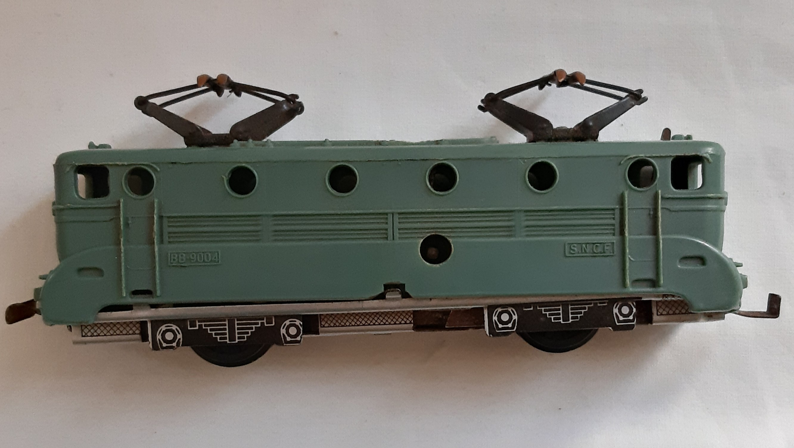 Miniature locomotive train, BB 9004 SNCF, Echelle H0 1:87- JOUEF, Made in France, breveté SGDG Bon état - 20,00 € Miniature locomotive train, BB 9004 SNCF, Echelle H0 1:87- JOUEF, Made in France, breveté SGDG Bon état reconditionné disponible sur Label Emmaüs