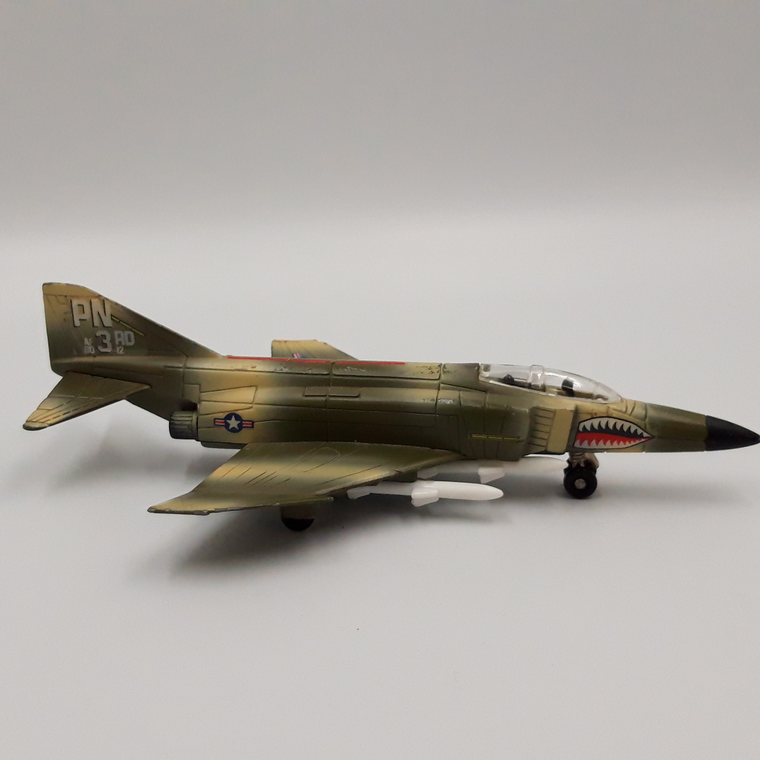 Voir photo 4 de Miniature Militaire en métal ERTL Dyersville Iowa USA – Avion US AIR FORCE – McDonnell Douglas F-4 Phantom II, Vintage. Miniature Militaire en métal ERTL Dyersville Iowa USA – Avion US AIR FORCE – McDonnell Douglas F-4 Phantom II, Vintage. Très bon état reconditionné photo 4