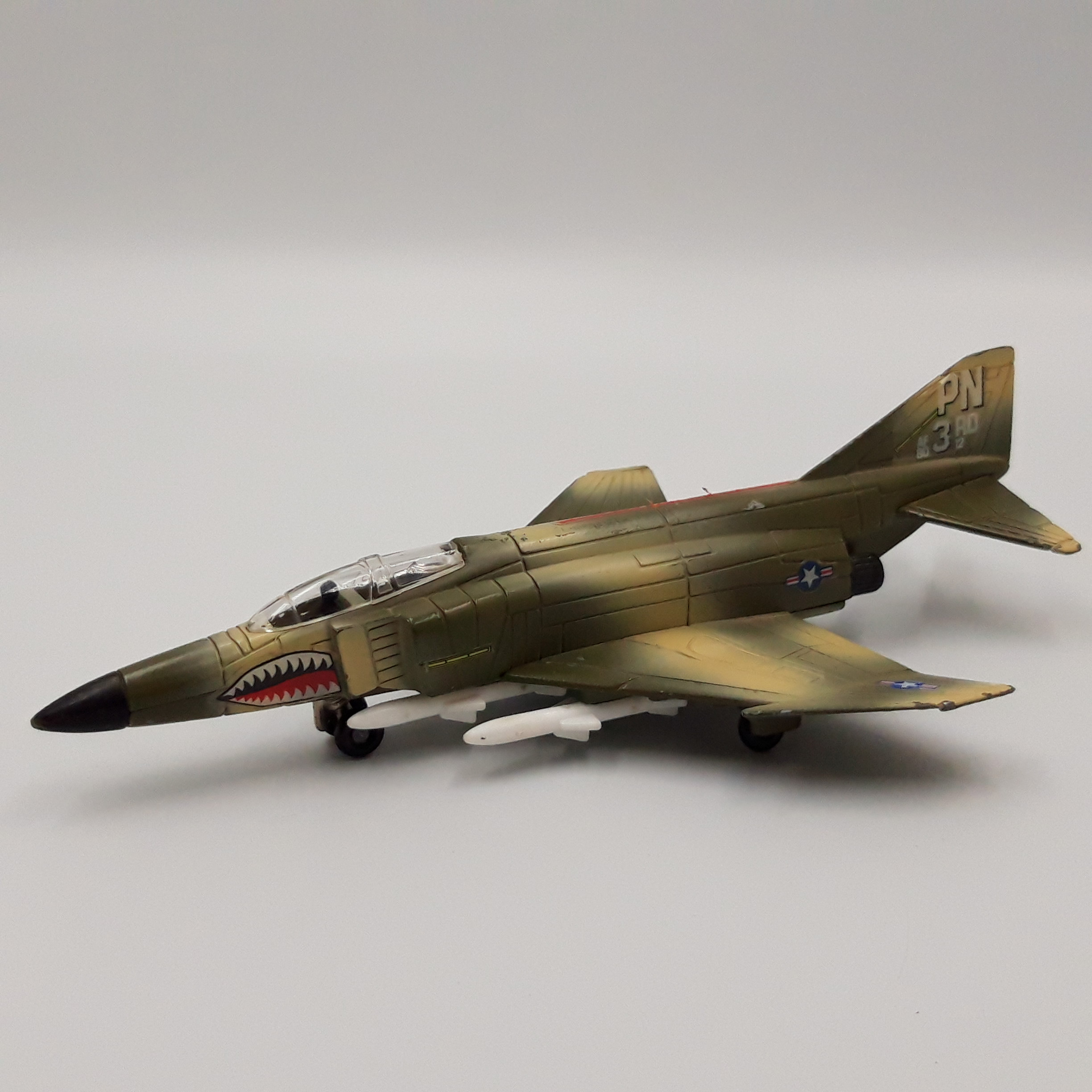 Miniature Militaire en métal ERTL Dyersville Iowa USA – Avion US AIR FORCE – McDonnell Douglas F-4 Phantom II, Vintage. Très bon état - 22,00 € Miniature Militaire en métal ERTL Dyersville Iowa USA – Avion US AIR FORCE – McDonnell Douglas F-4 Phantom II, Vintage. Très bon état reconditionné disponible sur Label Emmaüs