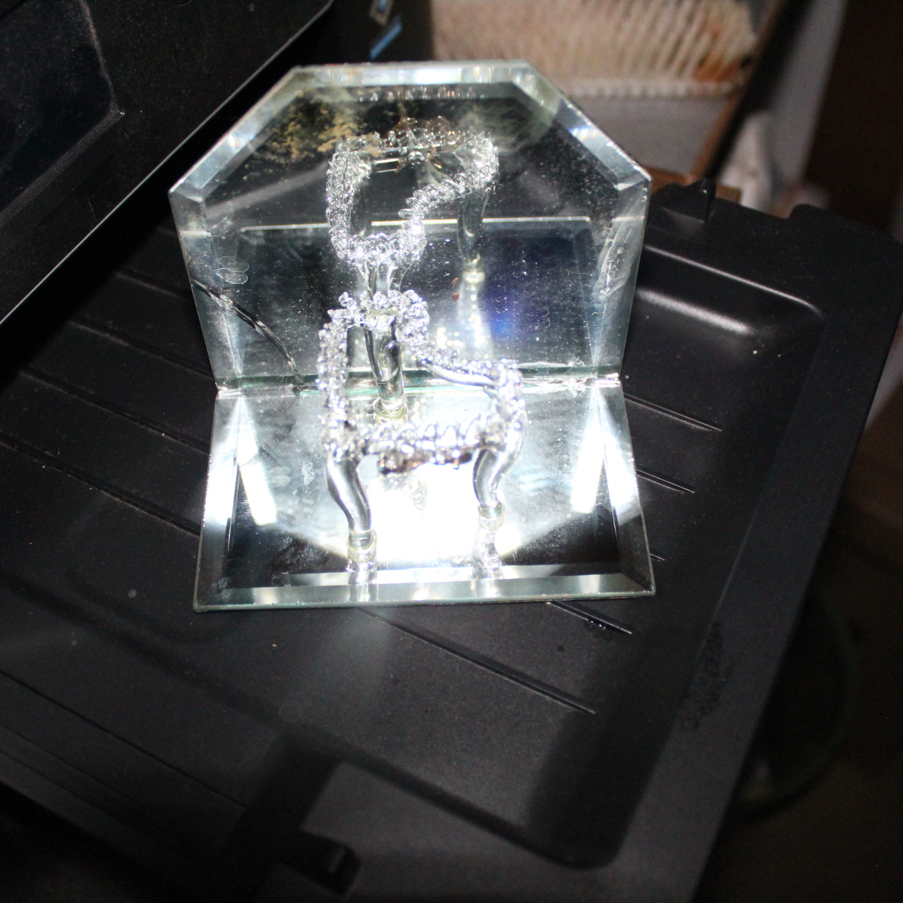Voir photo 2 de Miniature sculpture d'un cœur sur pieds en cristal sur miroir Miniature sculpture d'un cœur sur pieds en cristal sur miroir Très bon état reconditionné photo 2