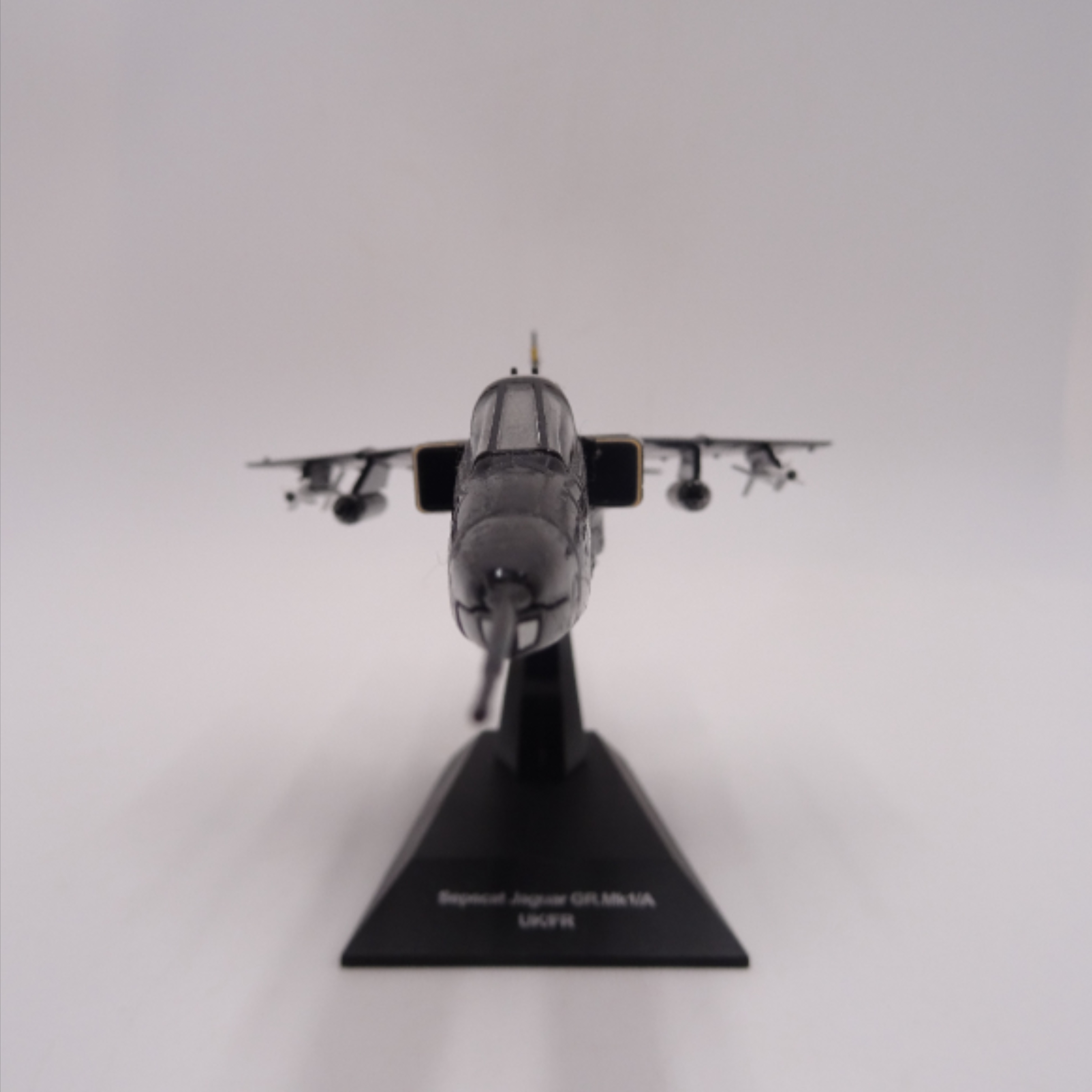 Voir photo 2 de Miniature SEPECAT JAGUAR . Miniature SEPECAT JAGUAR . Bon état reconditionné photo 2