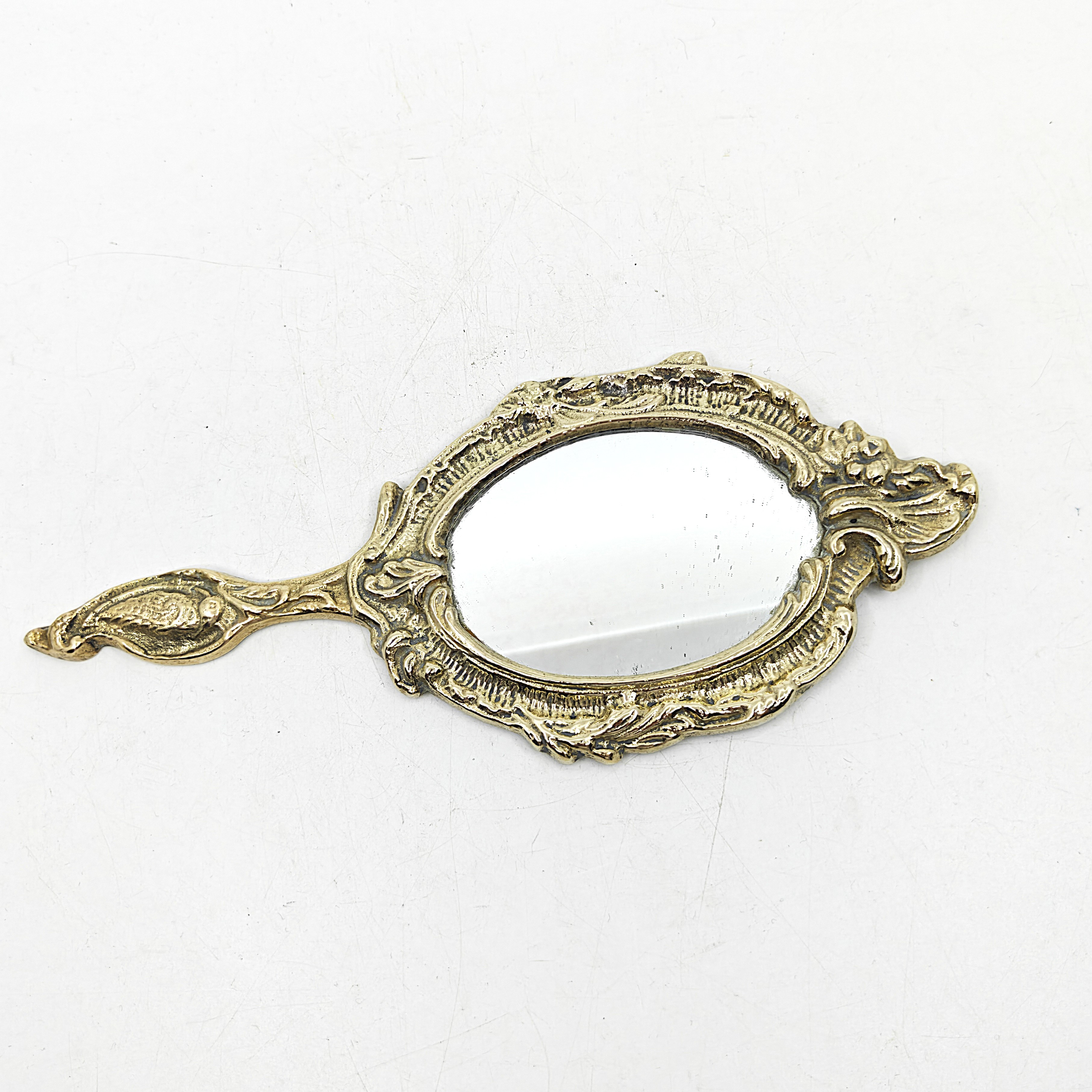 Voir photo 2 de Miroir à main vintage en laiton doré – Style baroque rocaille Miroir à main vintage en laiton doré – Style baroque rocaille Bon état reconditionné photo 2