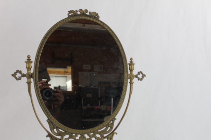 Voir photo 3 de Miroir à poser vintage en laiton Miroir à poser vintage en laiton Bon état reconditionné photo 3