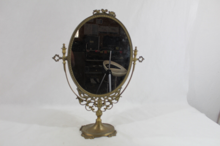 Acheter Miroir à poser vintage en laiton Bon état - 75,00 € Miroir à poser vintage en laiton Bon état reconditionné disponible sur Label Emmaüs