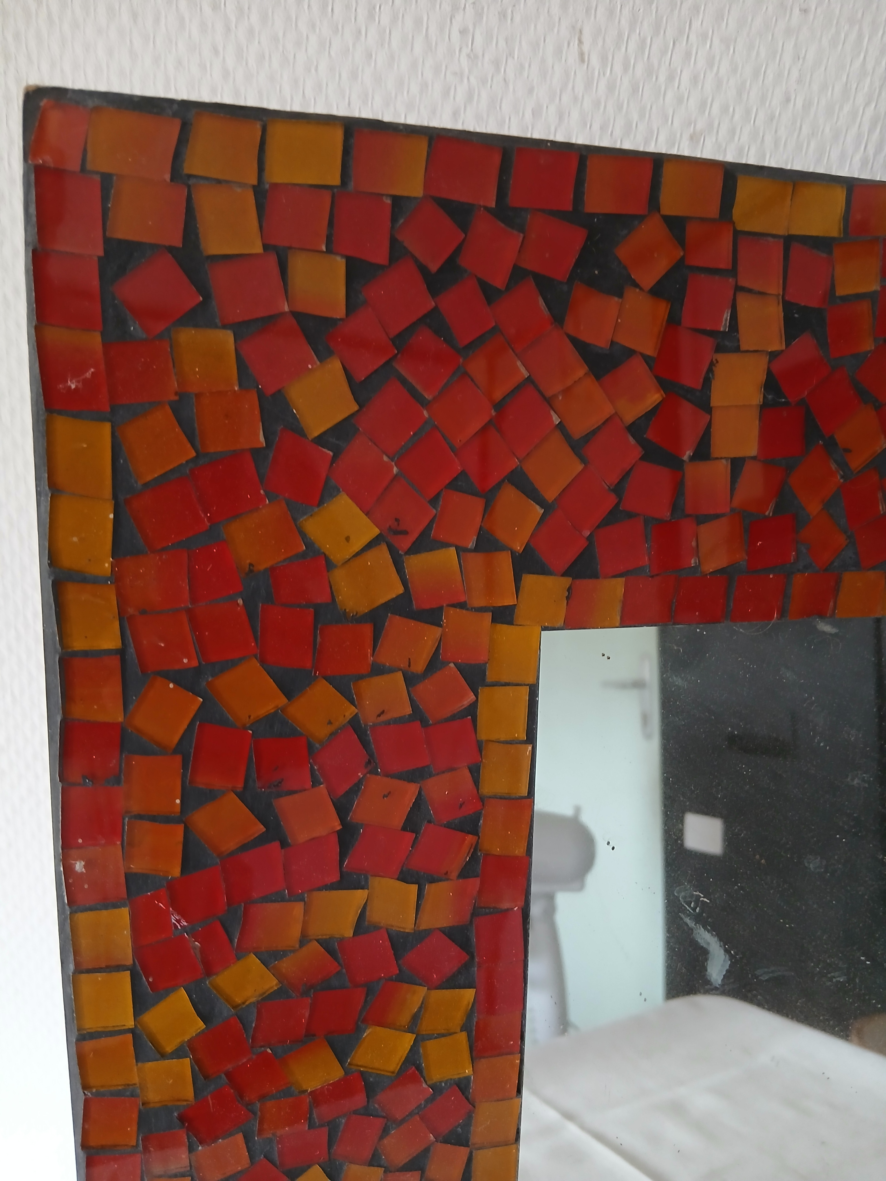 Voir photo 2 de Miroir à suspendre à petits carreaux rouge et orange. Miroir à suspendre à petits carreaux rouge et orange. Bon état reconditionné photo 2