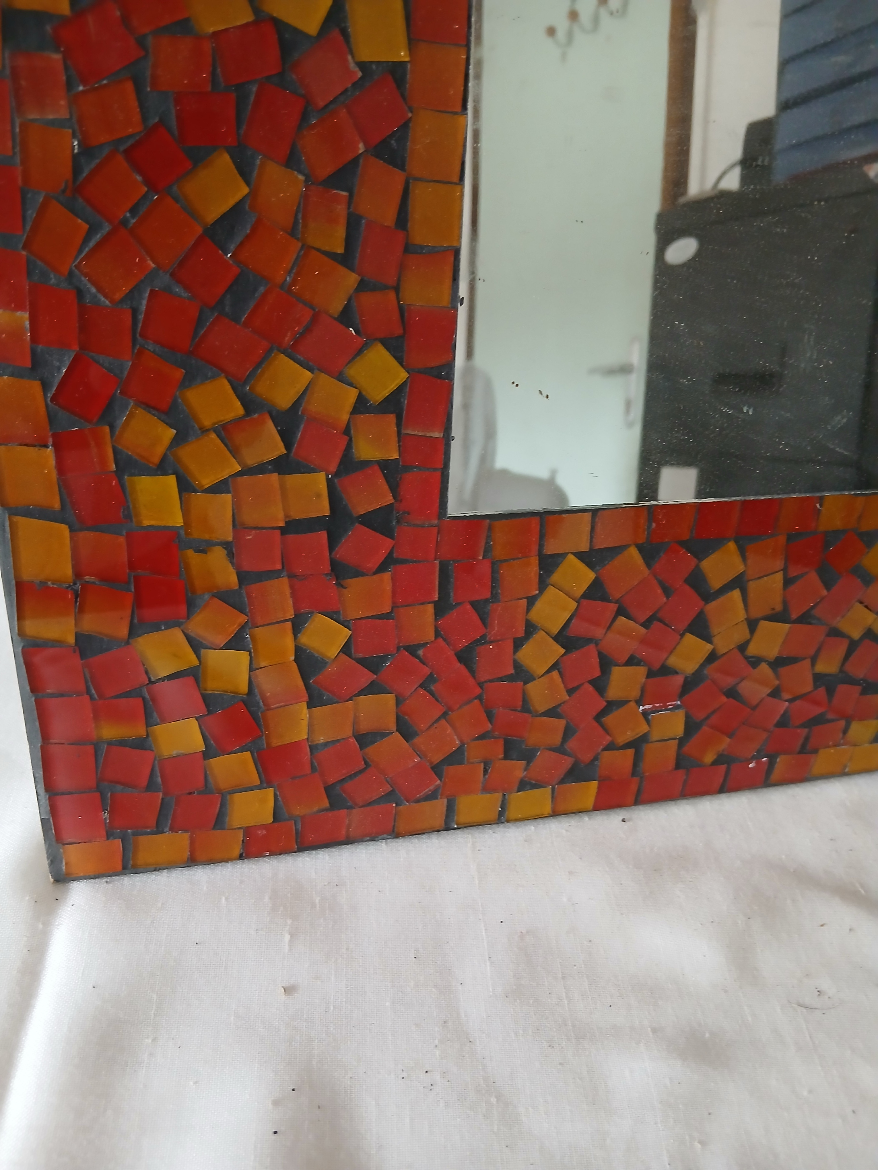 Voir photo 3 de Miroir à suspendre à petits carreaux rouge et orange. Miroir à suspendre à petits carreaux rouge et orange. Bon état reconditionné photo 3