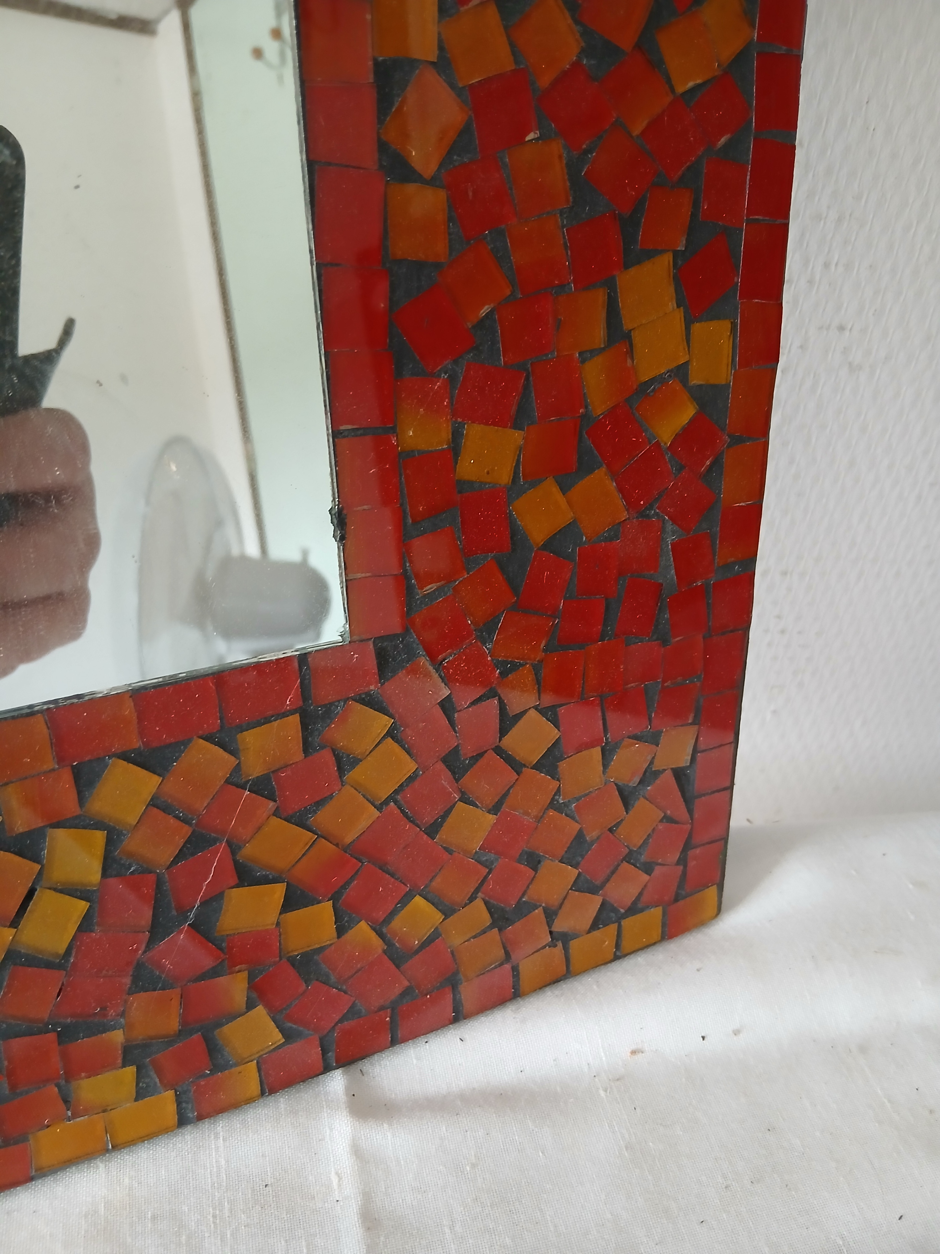 Voir photo 4 de Miroir à suspendre à petits carreaux rouge et orange. Miroir à suspendre à petits carreaux rouge et orange. Bon état reconditionné photo 4