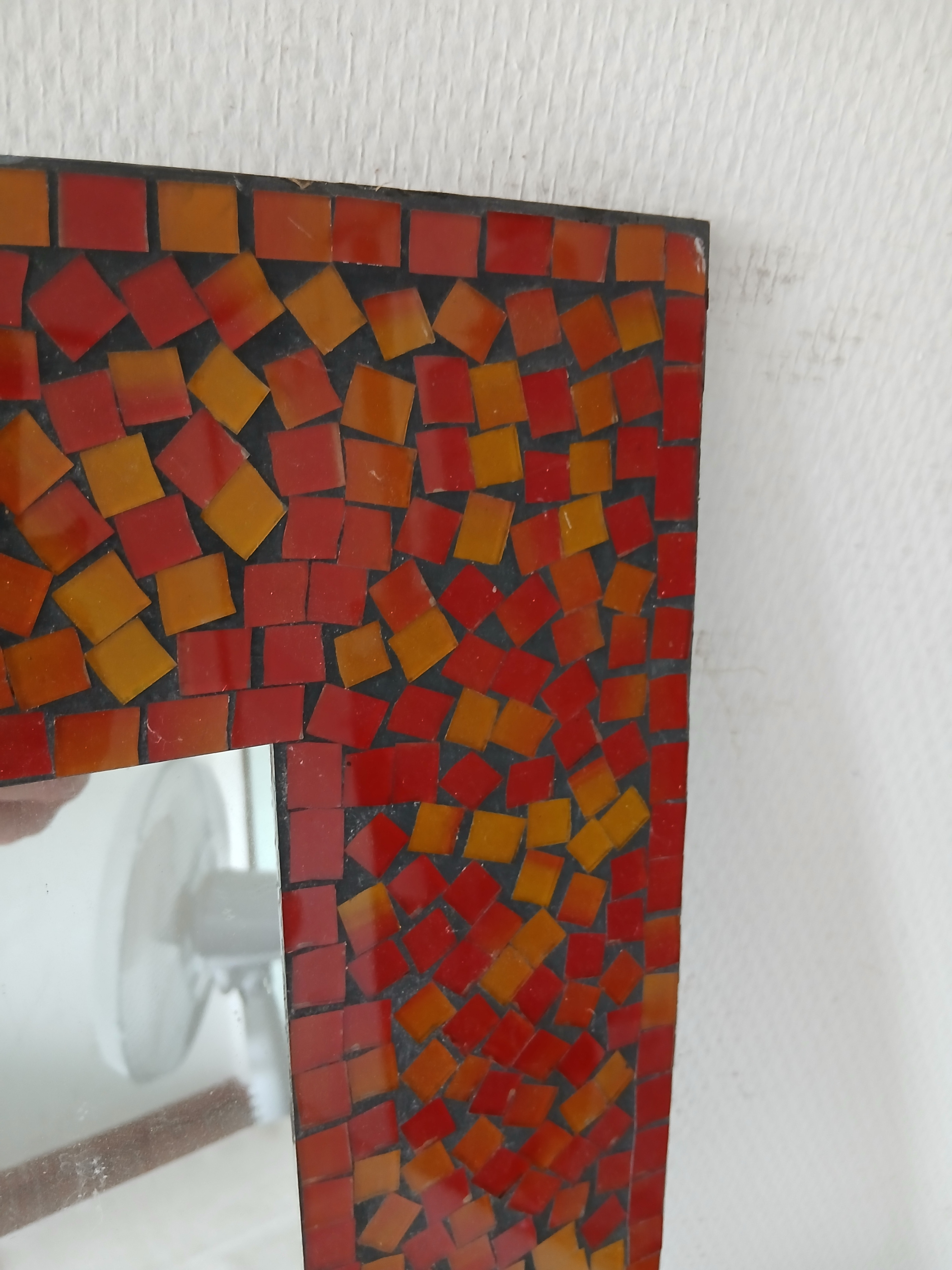 Voir photo 5 de Miroir à suspendre à petits carreaux rouge et orange. Miroir à suspendre à petits carreaux rouge et orange. Bon état reconditionné photo 5