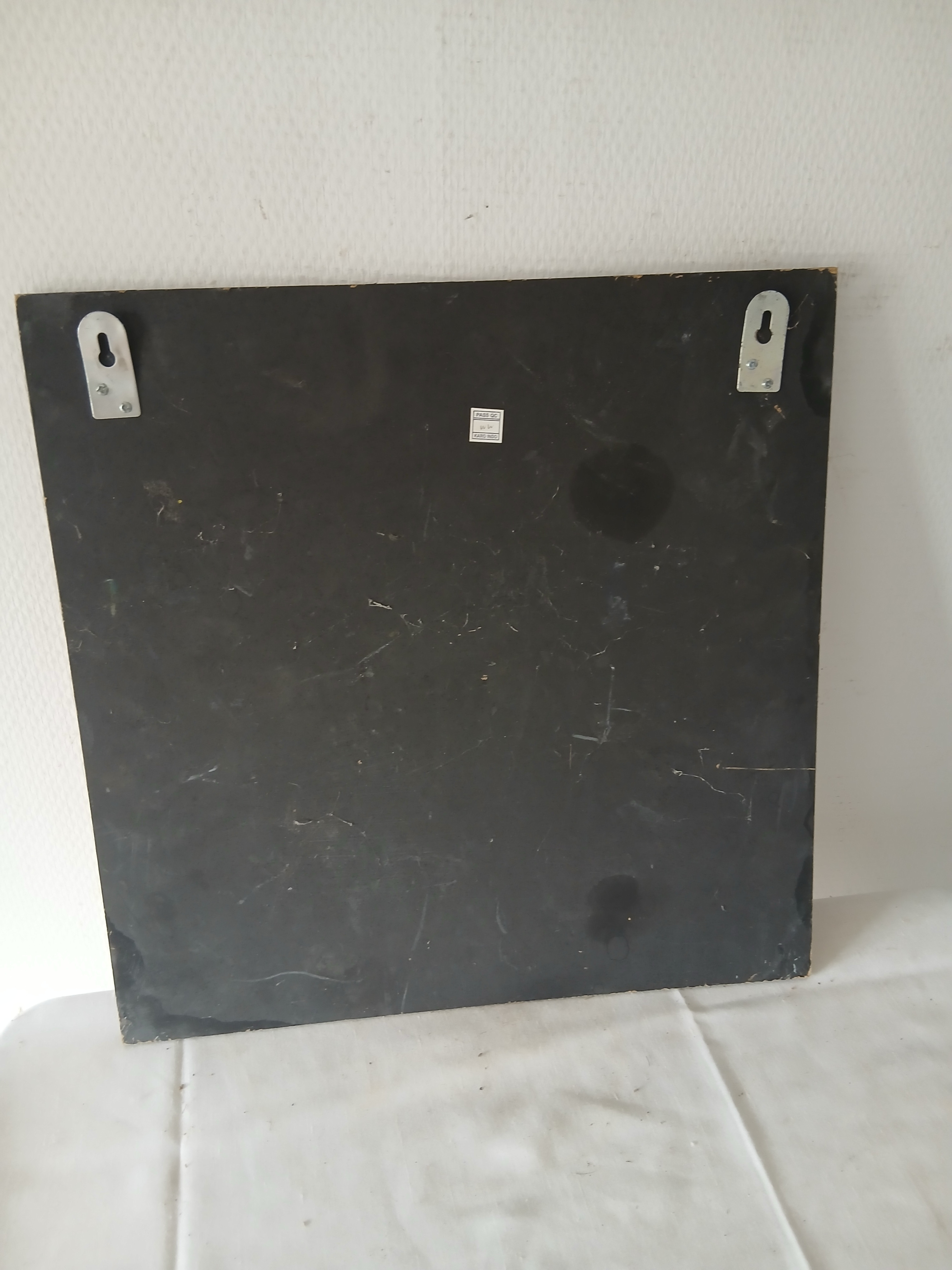 Voir photo 6 de Miroir à suspendre à petits carreaux rouge et orange. Miroir à suspendre à petits carreaux rouge et orange. Bon état reconditionné photo 6