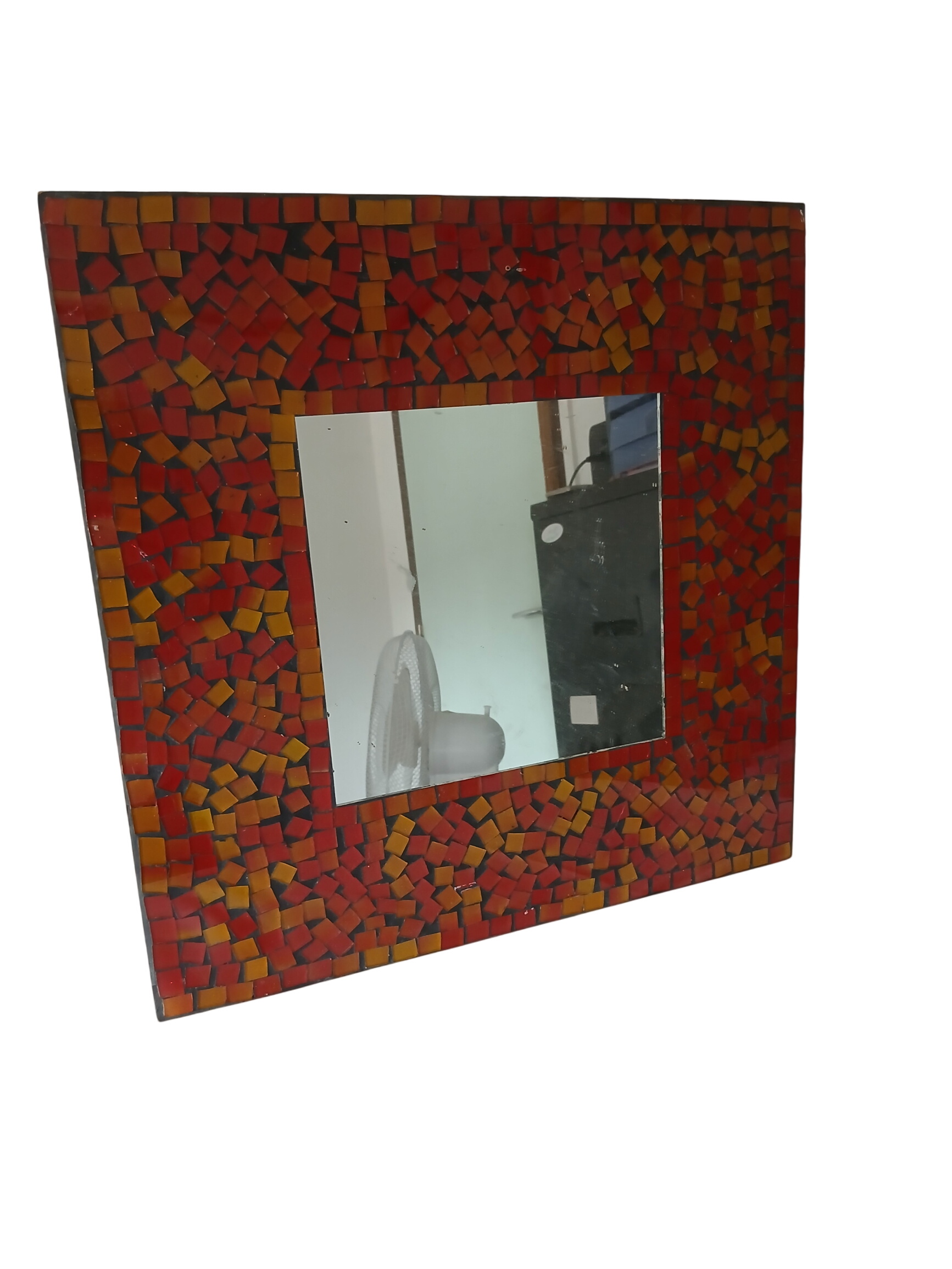 Miroir à suspendre à petits carreaux rouge et orange. Bon état - 24,00 € Miroir à suspendre à petits carreaux rouge et orange. Bon état reconditionné disponible sur Label Emmaüs
