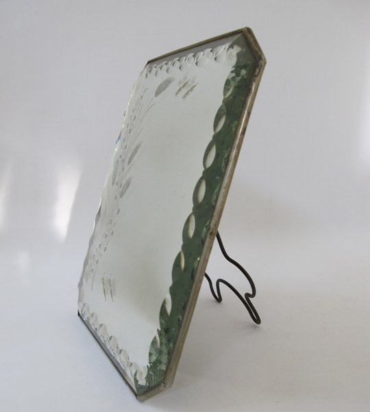 Voir photo 2 de Miroir ancien à poser ou suspendre biseauté et gravé Miroir ancien à poser ou suspendre biseauté et gravé Bon état reconditionné photo 2
