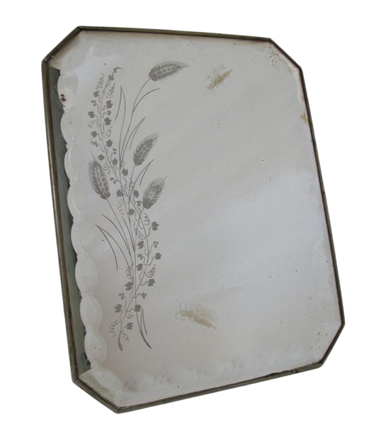 Miroir ancien à poser ou suspendre biseauté et gravé Bon état - 39,00 € Miroir ancien à poser ou suspendre biseauté et gravé Bon état reconditionné disponible sur Label Emmaüs