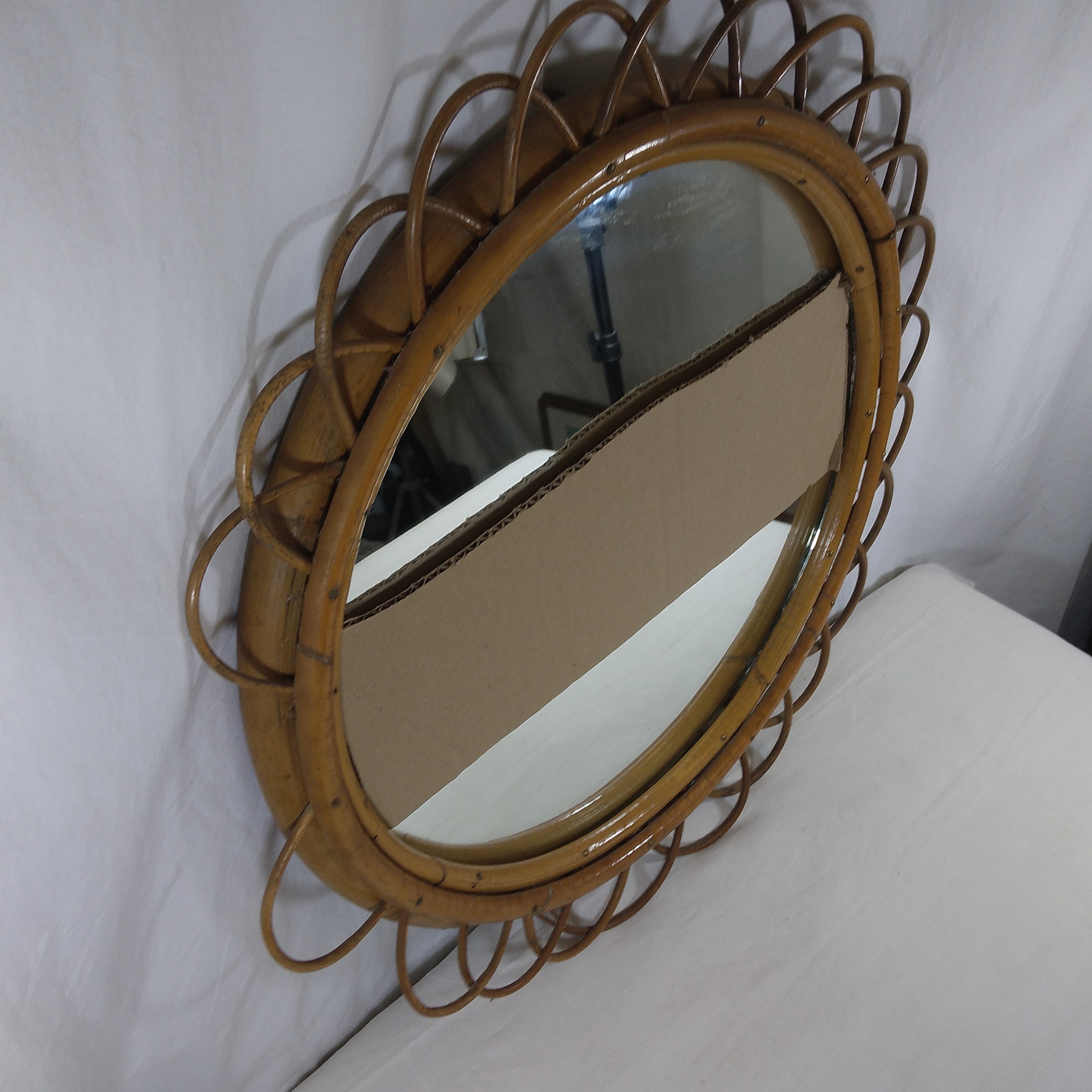Voir photo 3 de Miroir ancien "Soleil" en rotin et bambou - D : 55 cm Miroir ancien "Soleil" en rotin et bambou - D : 55 cm Bon état reconditionné photo 3