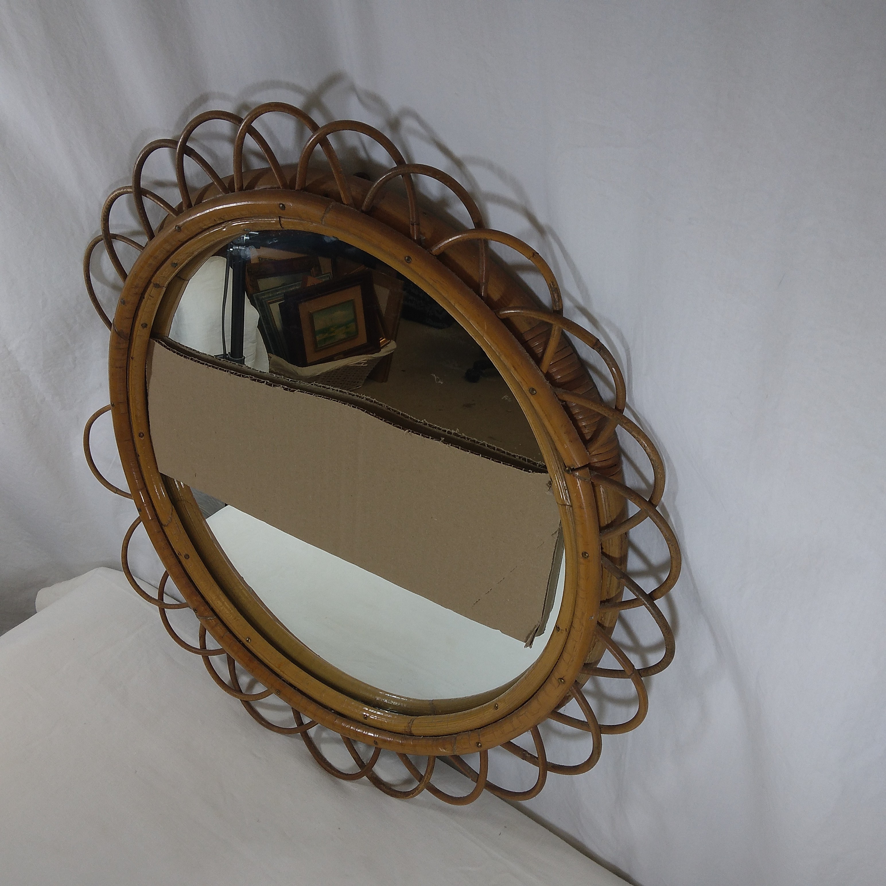 Voir photo 4 de Miroir ancien "Soleil" en rotin et bambou - D : 55 cm Miroir ancien "Soleil" en rotin et bambou - D : 55 cm Bon état reconditionné photo 4
