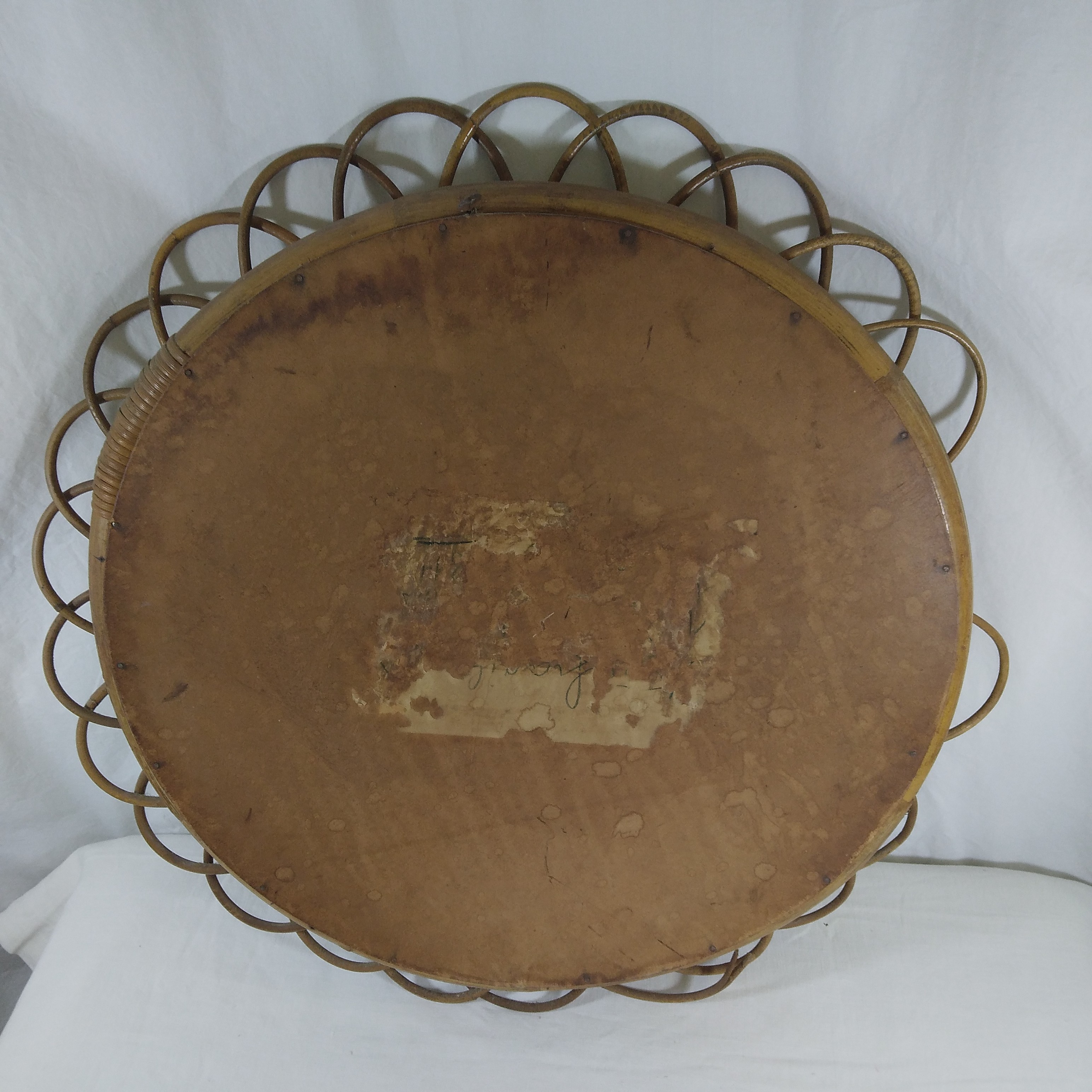 Voir photo 5 de Miroir ancien "Soleil" en rotin et bambou - D : 55 cm Miroir ancien "Soleil" en rotin et bambou - D : 55 cm Bon état reconditionné photo 5