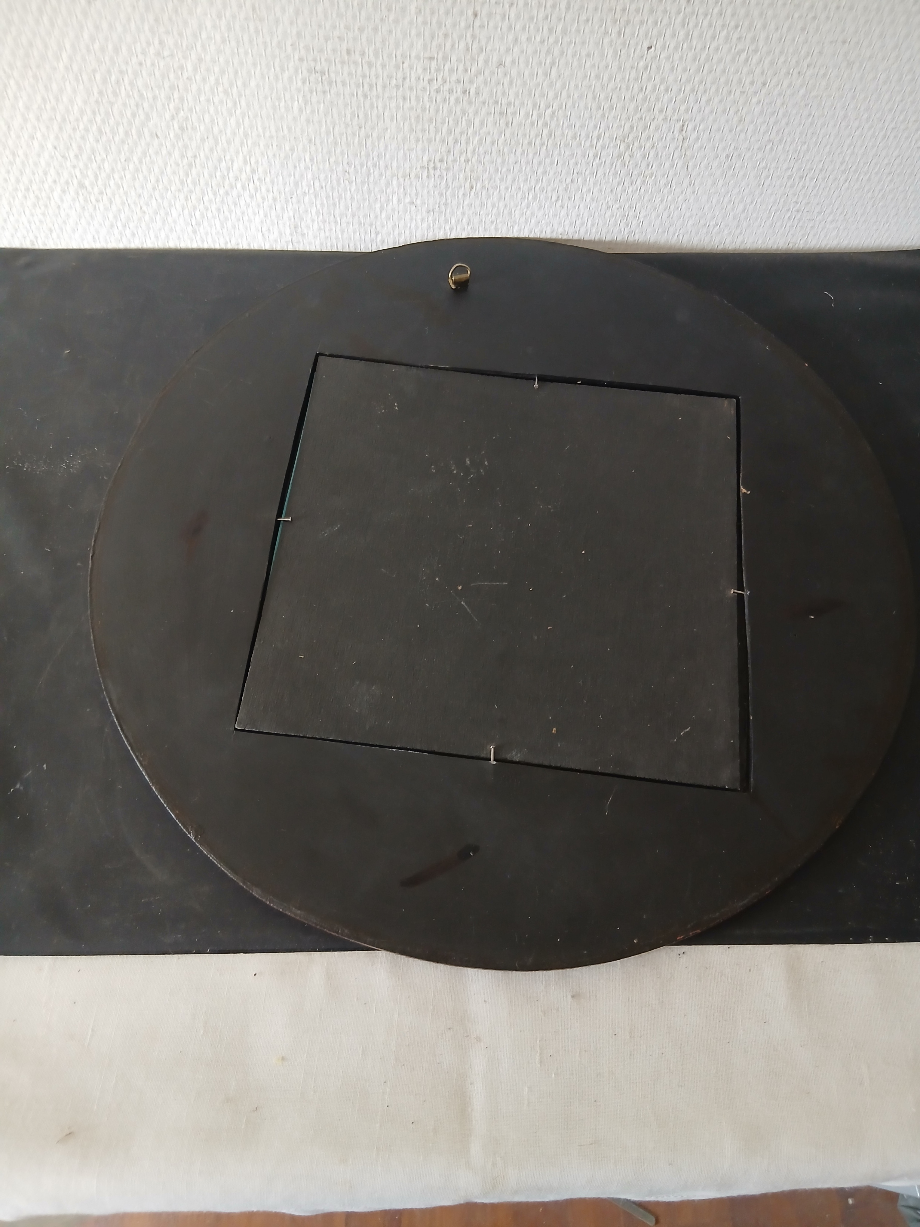 Voir photo 6 de Miroir de forme ronde à décor de salamandres. Miroir de forme ronde à décor de salamandres. Bon état reconditionné photo 6