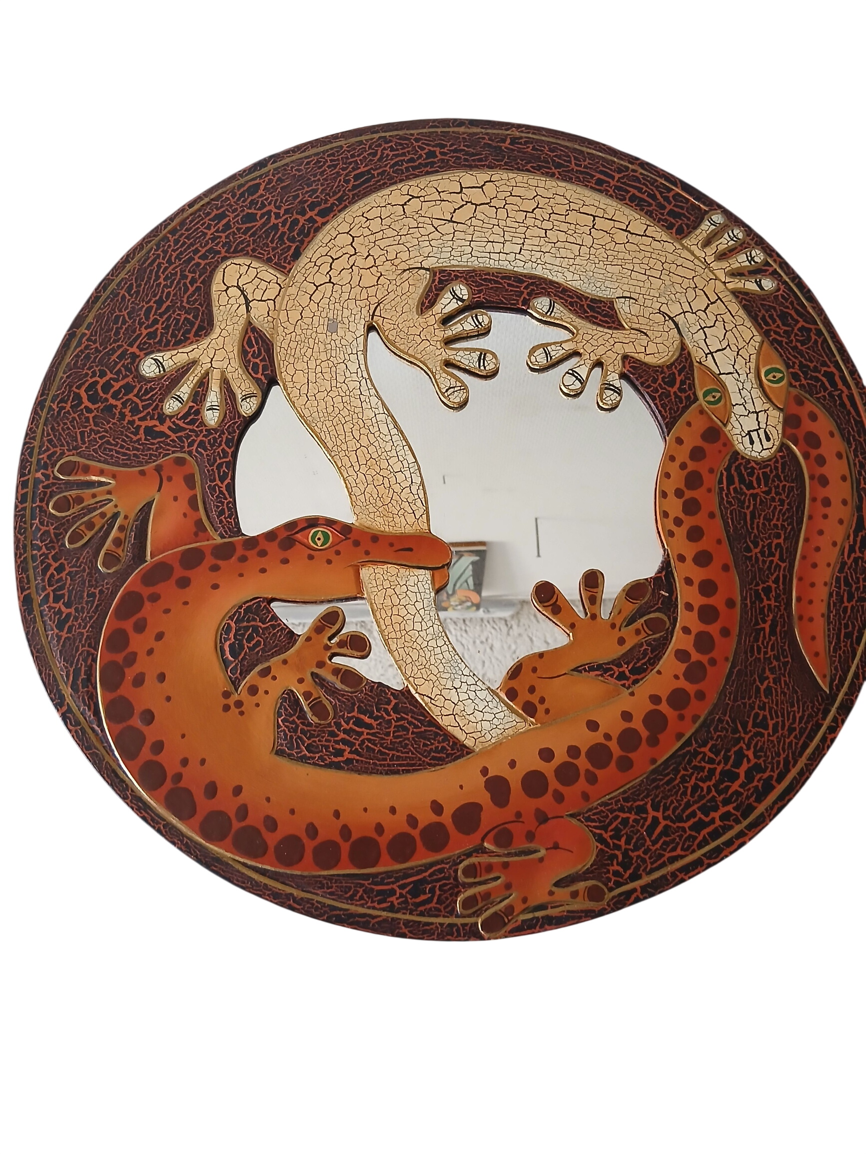 Miroir de forme ronde à décor de salamandres. Bon état - 19,00 € Miroir de forme ronde à décor de salamandres. Bon état reconditionné disponible sur Label Emmaüs