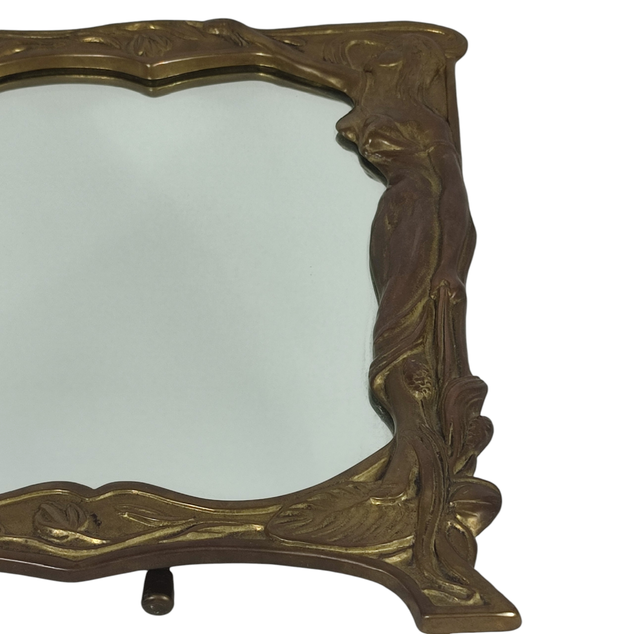 Voir photo 7 de Miroir de table sur pied - Décor Nymphe sur nénuphar - Cadre fleuri - Style Art Nouveau - Bronze Miroir de table sur pied - Décor Nymphe sur nénuphar - Cadre fleuri - Style Art Nouveau - Bronze Bon état reconditionné photo 7