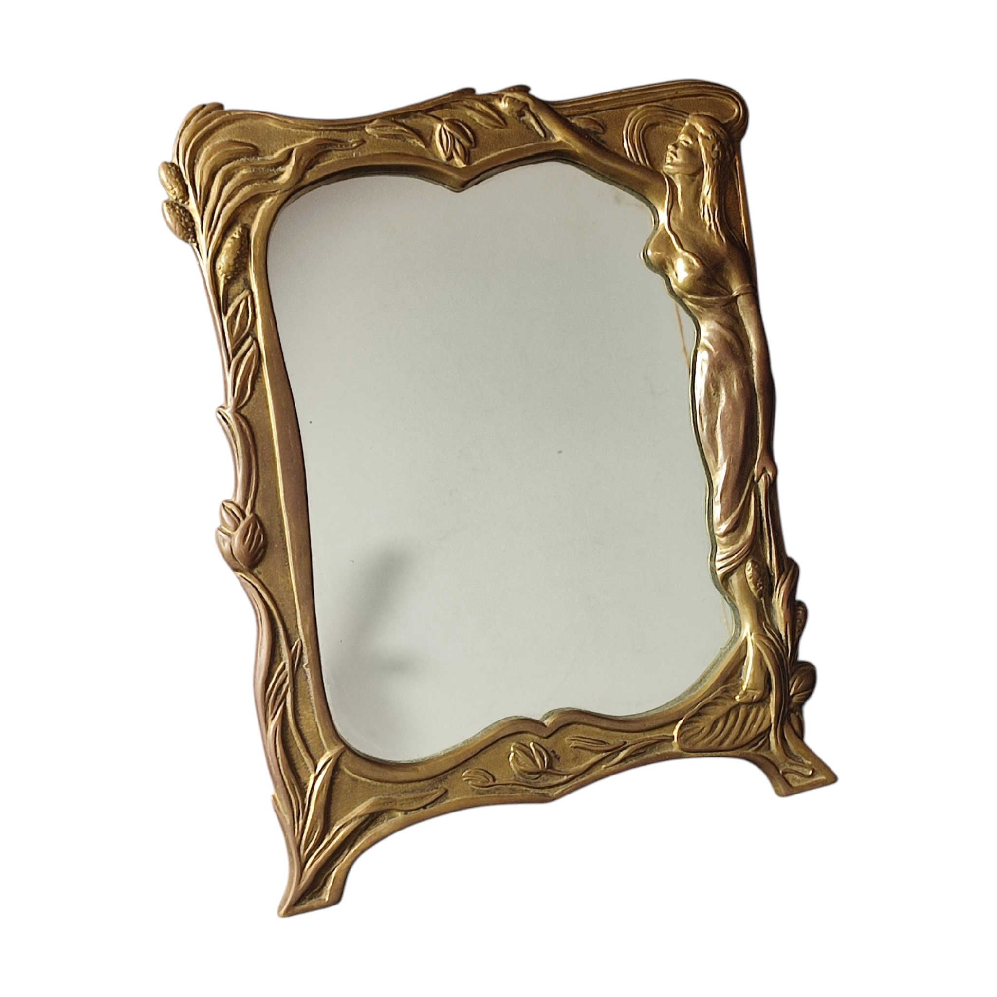Miroir de table sur pied - Décor Nymphe sur nénuphar - Cadre fleuri - Style Art Nouveau - Bronze Bon état - 79,00 € Miroir de table sur pied - Décor Nymphe sur nénuphar - Cadre fleuri - Style Art Nouveau - Bronze Bon état reconditionné disponible sur Label Emmaüs
