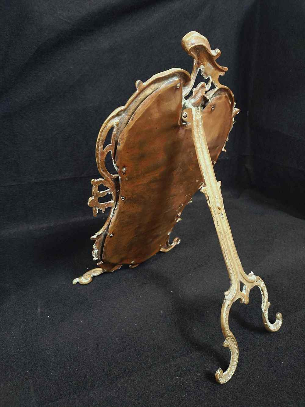 Voir photo 4 de Miroir de toilette ou de table en laiton doré style rococo, xxème. Miroir de toilette ou de table en laiton doré style rococo, xxème. Bon état reconditionné photo 4