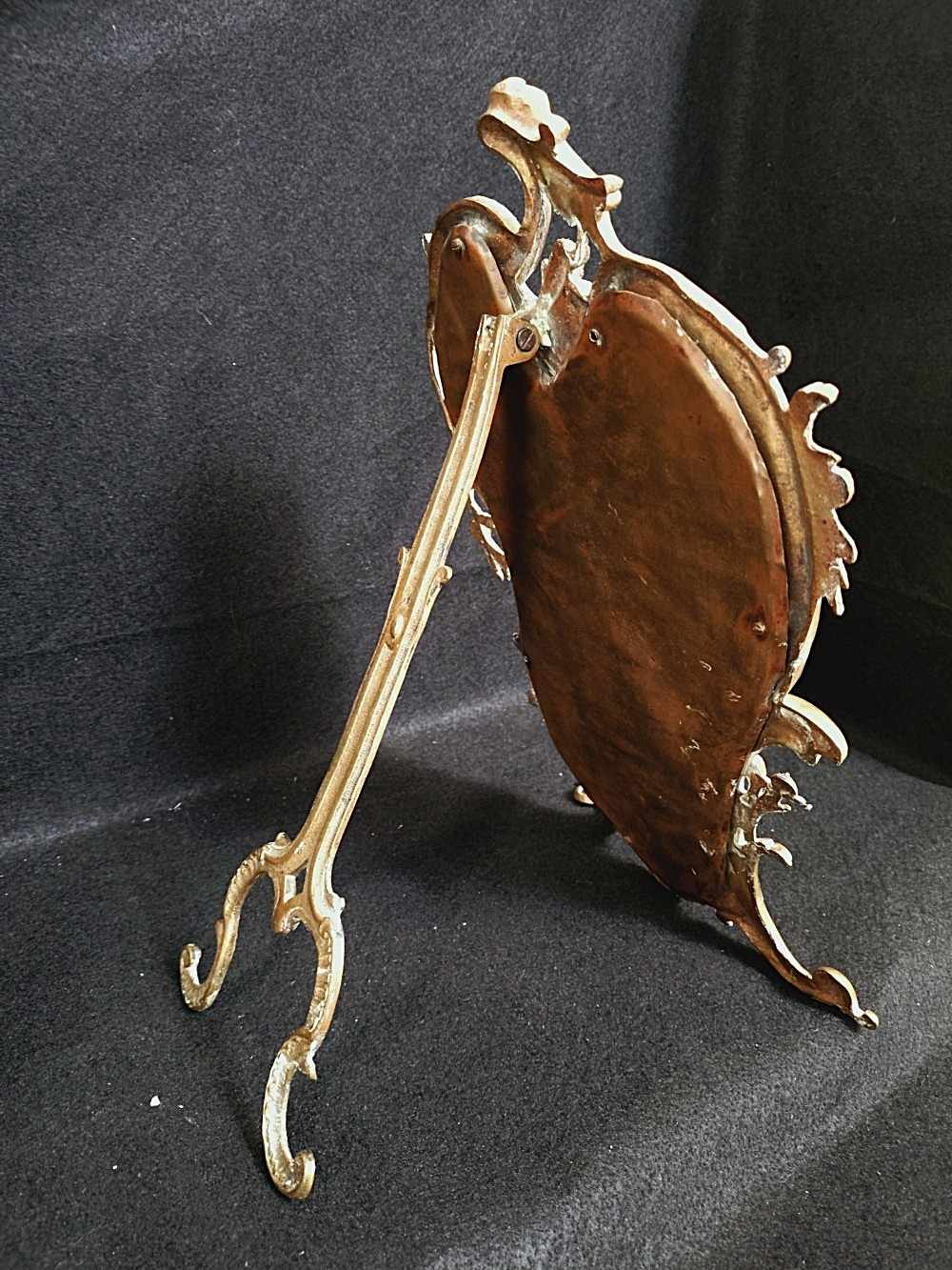 Voir photo 5 de Miroir de toilette ou de table en laiton doré style rococo, xxème. Miroir de toilette ou de table en laiton doré style rococo, xxème. Bon état reconditionné photo 5