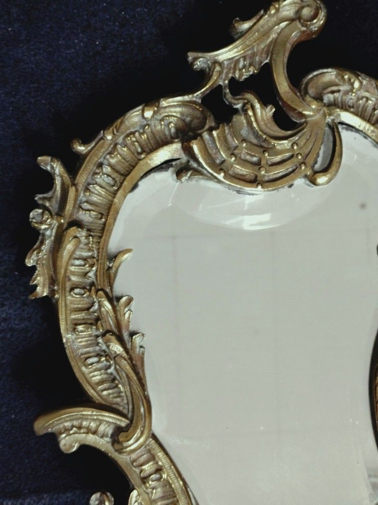 Voir photo 6 de Miroir de toilette ou de table en laiton doré style rococo, xxème. Miroir de toilette ou de table en laiton doré style rococo, xxème. Bon état reconditionné photo 6